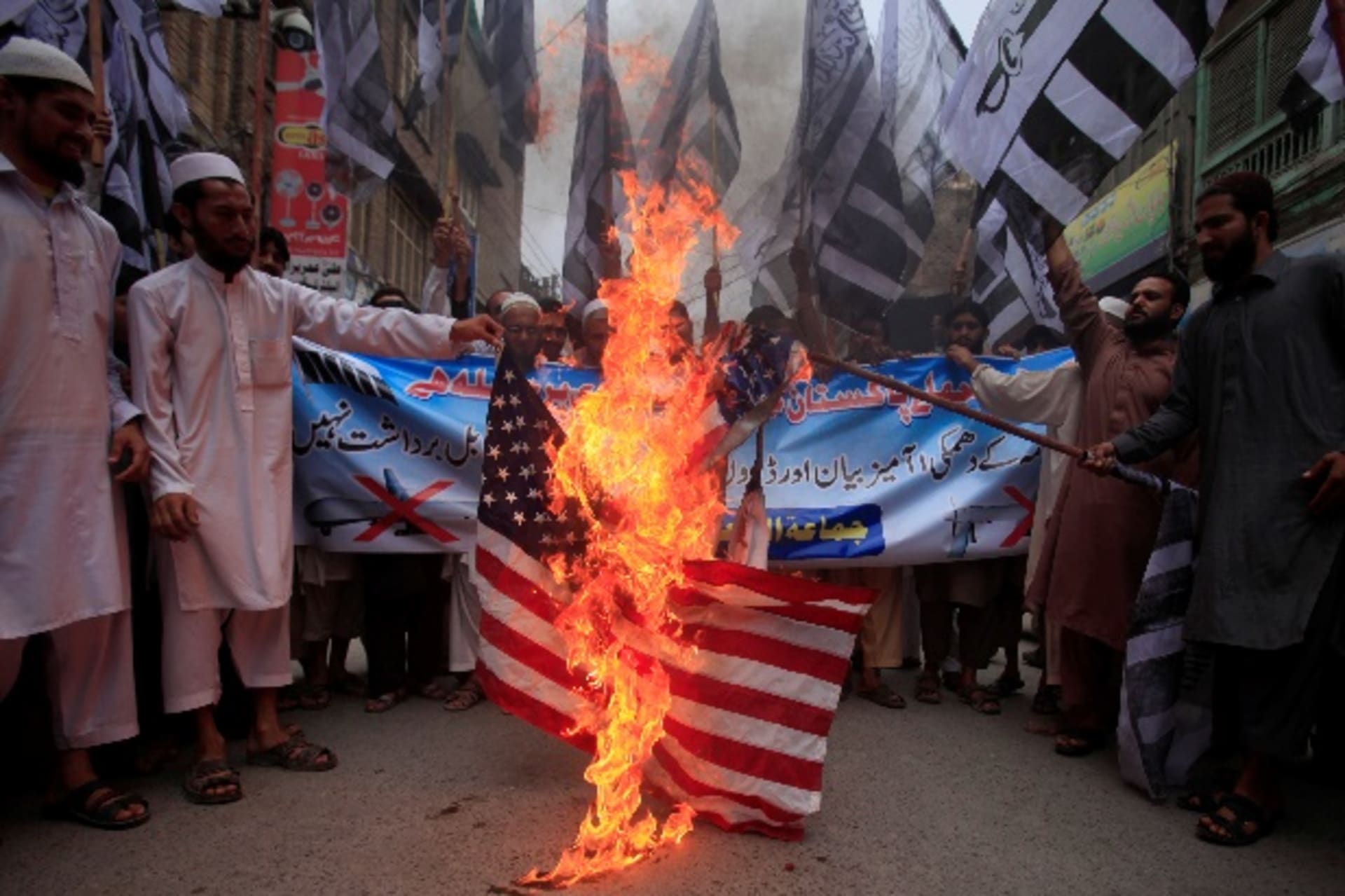 <p>Jamaat-ud-Dawa-burn-flag-protest</p>
