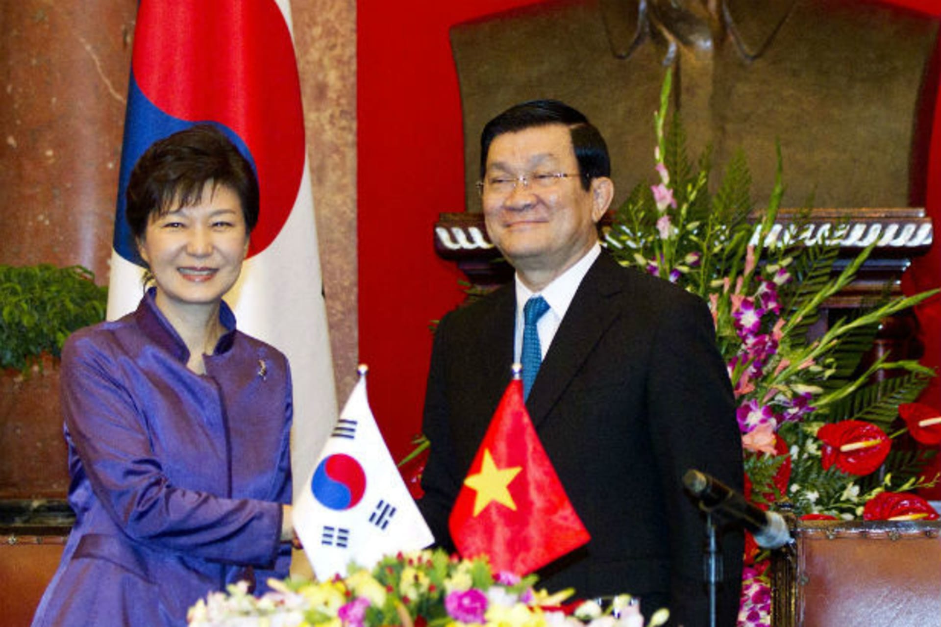 <p>South Korea’s President Park Geun-hye (L) shakes hands with her Vietnamese counterpart Truong Tan Sang after a news briefing at the Presidential Palace during her official visit in Hanoi on September 9, 2013. (Luong Thai Linh/courtesy Reuters)</p>
