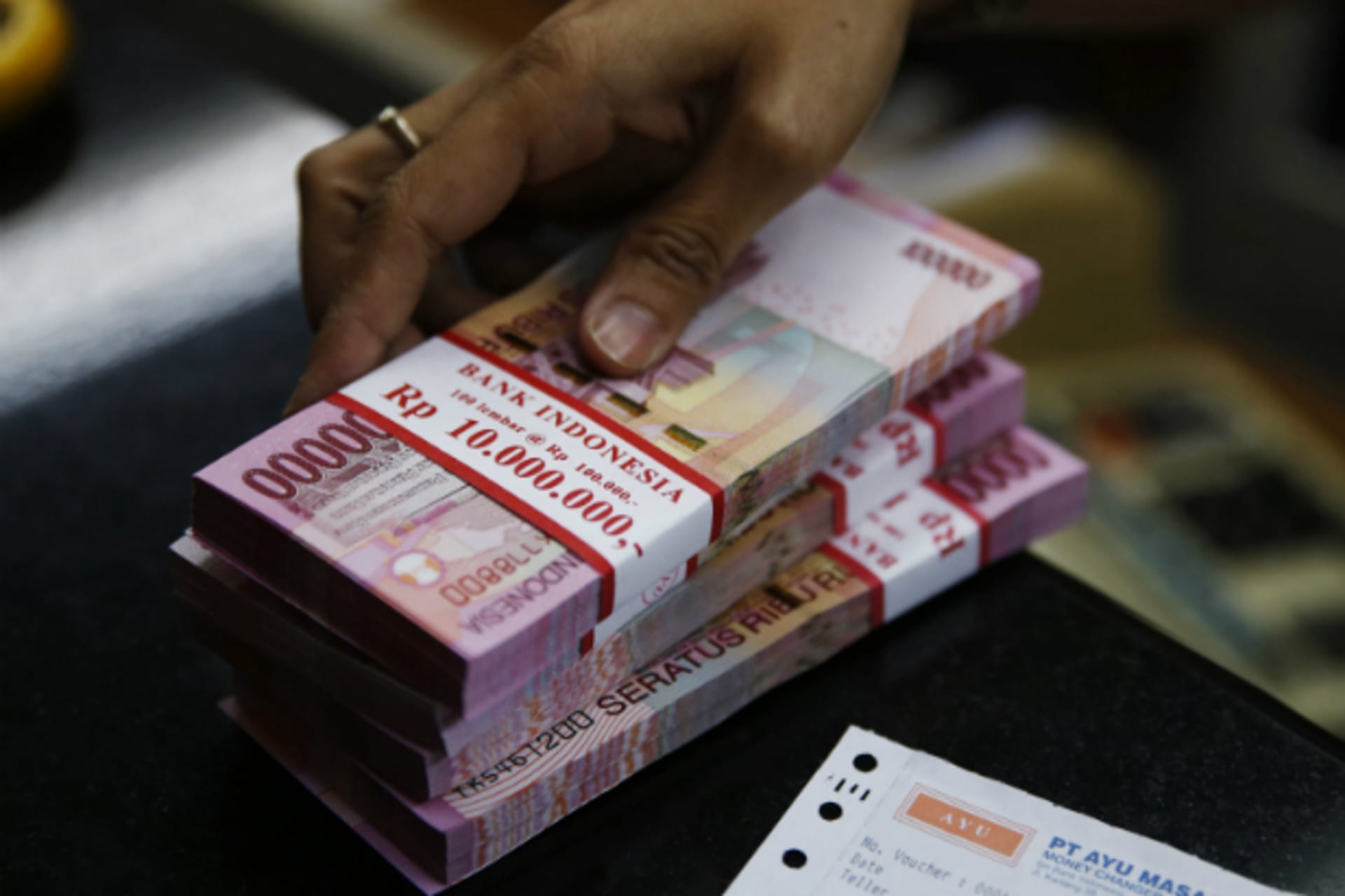 <p>A money changer holds stacks of Indonesian rupiah notes in Jakarta on August 20, 2013. Asian emerging market currencies extended losses on Tuesday, with the rupiah hitting a fresh four year low. (Beawiharta Beawiharta/Courtesy Reuters)</p>
