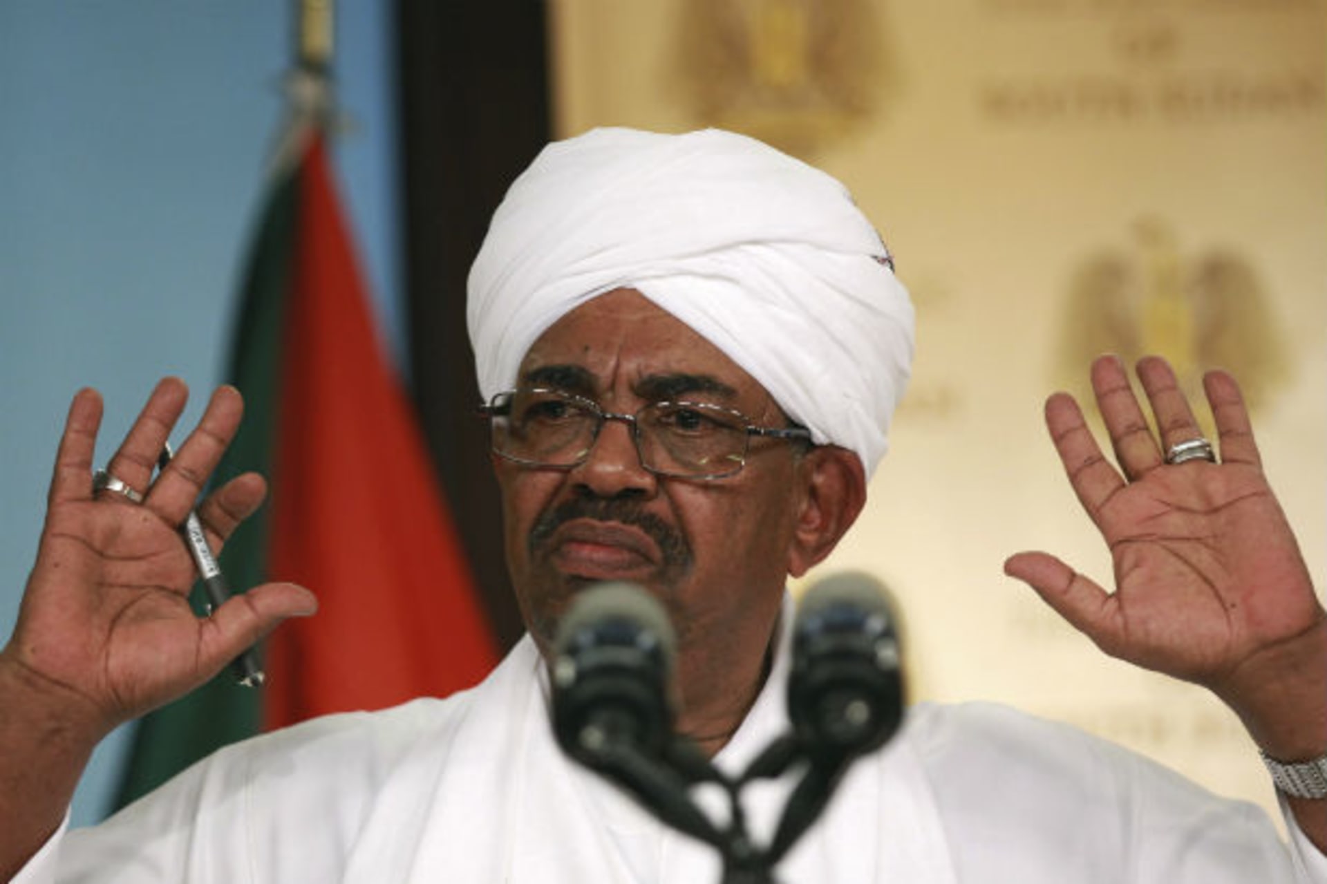 Sudan's President Omar Hassan al-Bashir addresses a joint news conference with his South Sudan's counterpart Salva Kiir in Juba April 12, 2013.