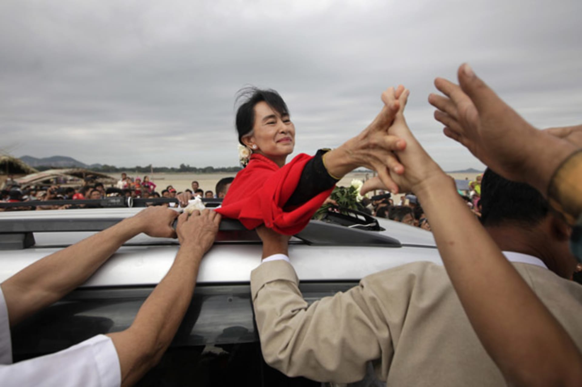 <p>Myanmar pro-democracy leader Suu Kyi shakes hands with supporters after giving a speech in Monywa, Myanmar.</p>

