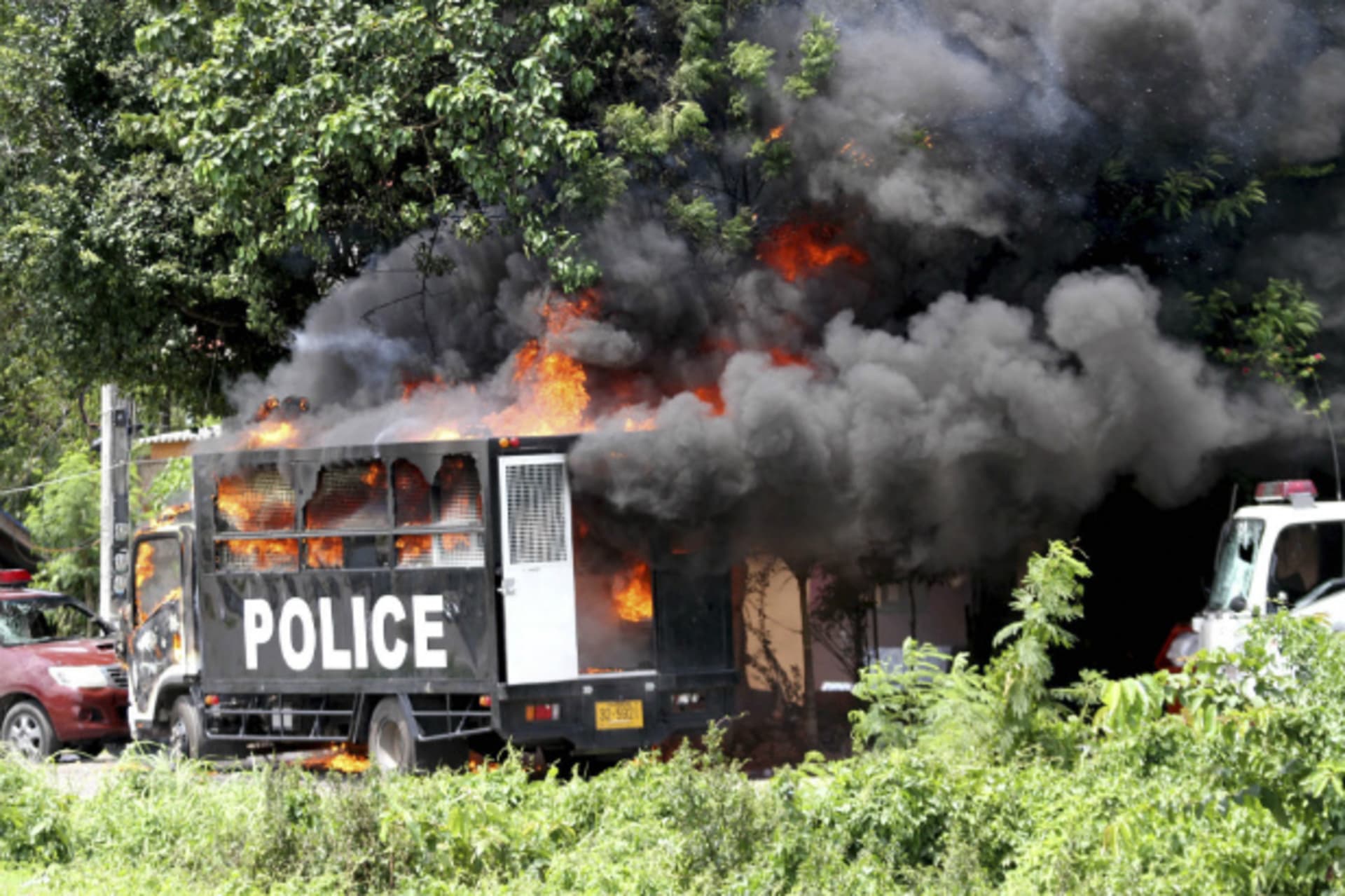 <p>Thick smoke rises from a burning police truck as rubber farmers clash with riot police in Nakhon Si Thammarat province, south of Bangkok on September 16, 2013. (Stringer/Courtesy Reuters)</p>
