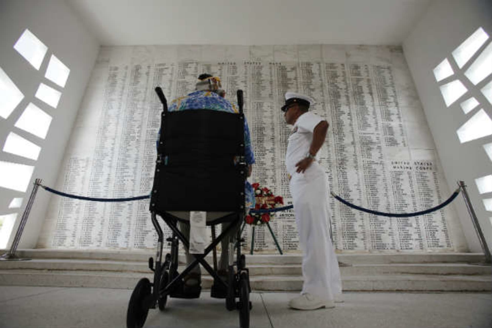 <p>Pearl Harbor survivor at the “Remembrance Wall” at the World War II Valor in the Pacific National Monument in Honolulu, Hawaii. (Hugh Gentry/Courtesy Reuters)</p>
