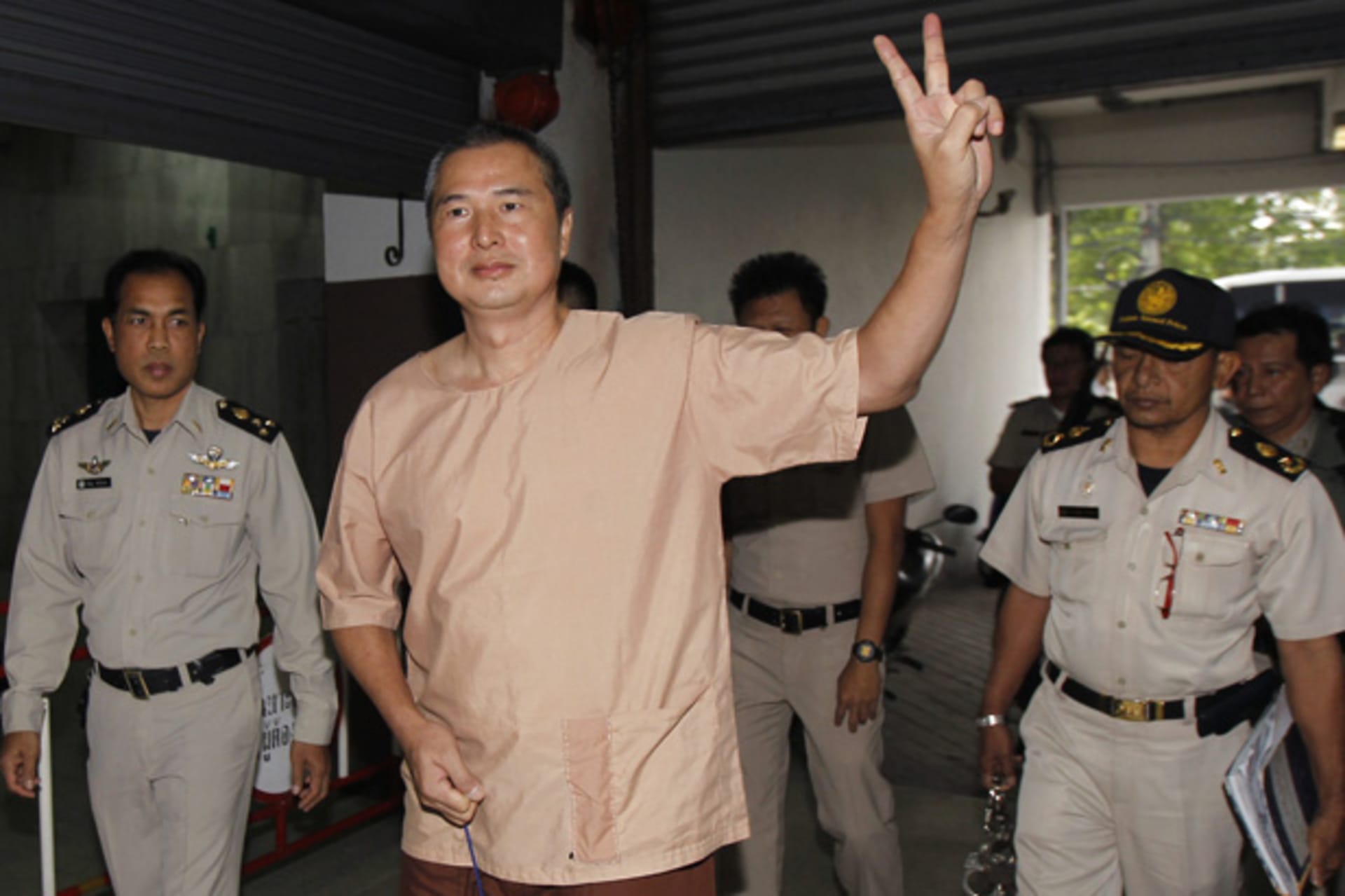 <p>Somyot Prueksakasemsuk (C), editor of “Voice of the Oppressed”, a magazine devoted to self-exiled former Prime Minister Thaksin Shinawatra, gestures as he arrives at the criminal court in Bangkok January 23, 2013.</p>
