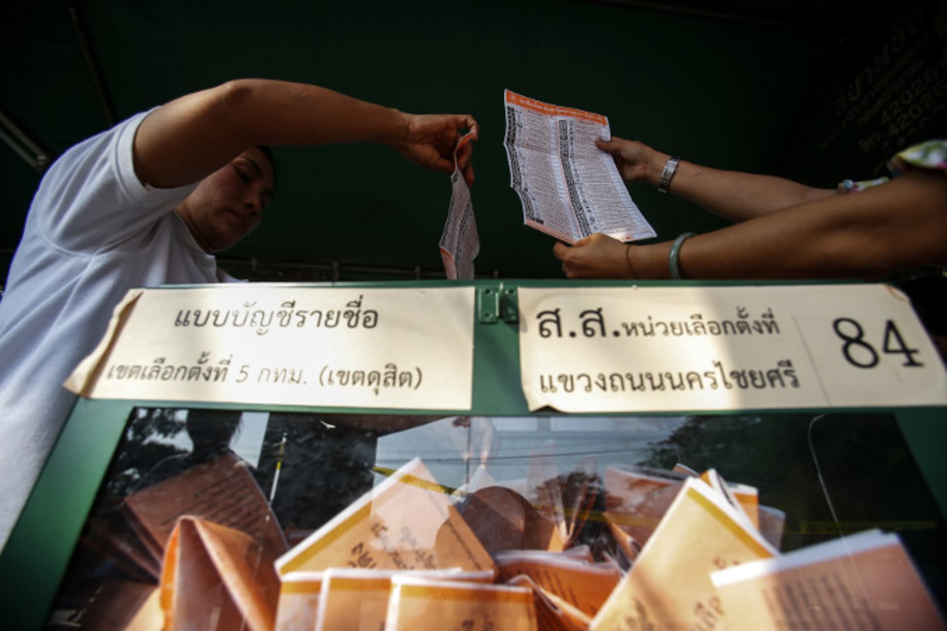 <p>Election commission officials display ballot papers to the media while counting votes at a polling station in Bangkok on February 2, 2014. (Athit Perawongmetha/ Courtesy Reuters)</p>
