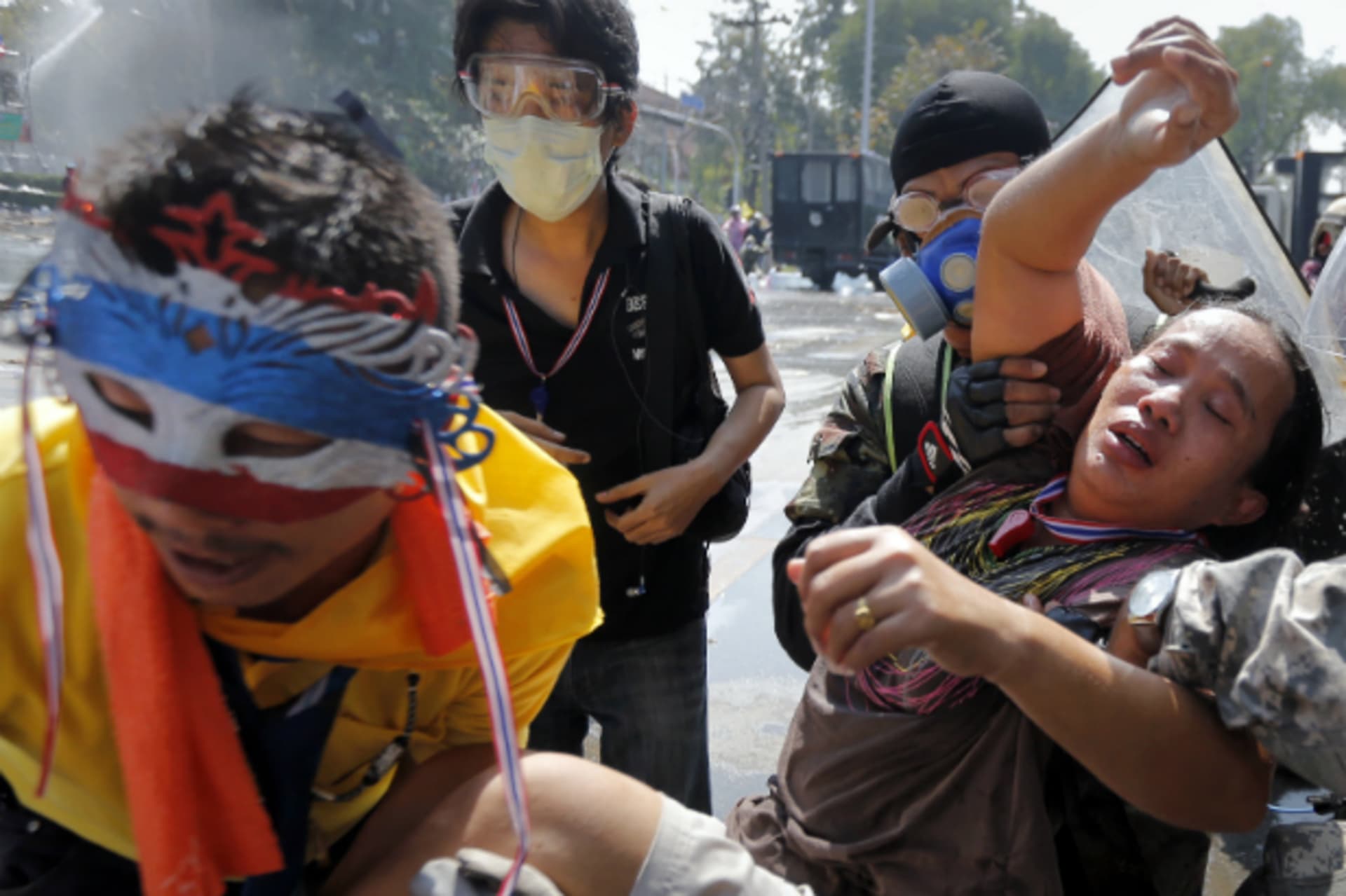 <p>An injured anti-government protester is carried by comrades during clashes with police near the Government house in Bangkok on December 2, 2013. (Damir Sagolj/Courtesy Reuters)</p>
