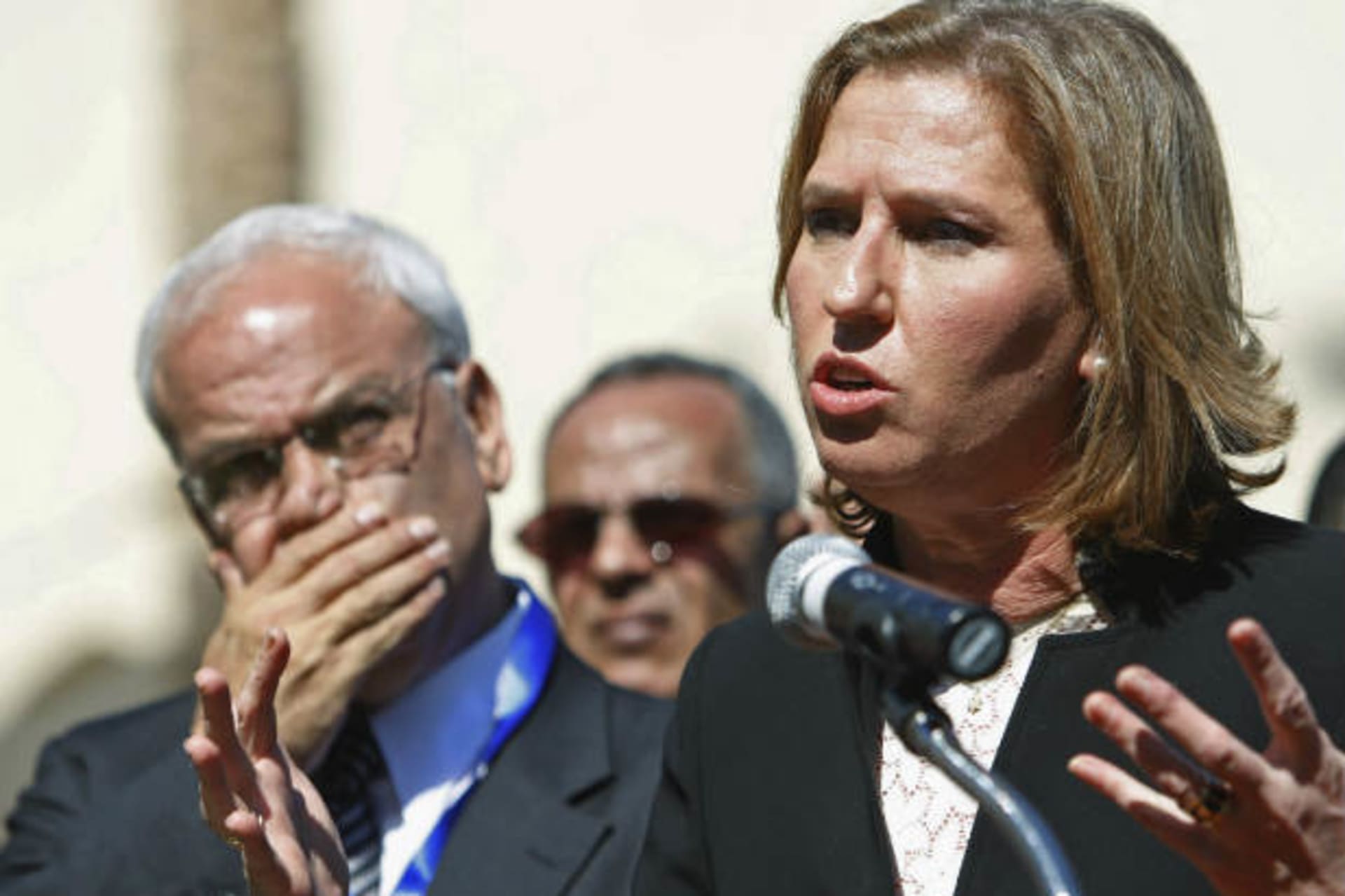 Israeli and Palestinian negotiators Tzipi Livni and Saeb Erekat at a 2008 press conference (Dalsh/Courtesy Reuters).