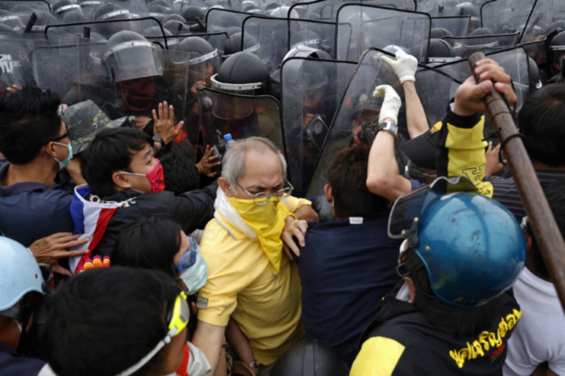 <p>Anti-government protesters clash with police near the Government house in Bangkok November 24, 2012.</p>
