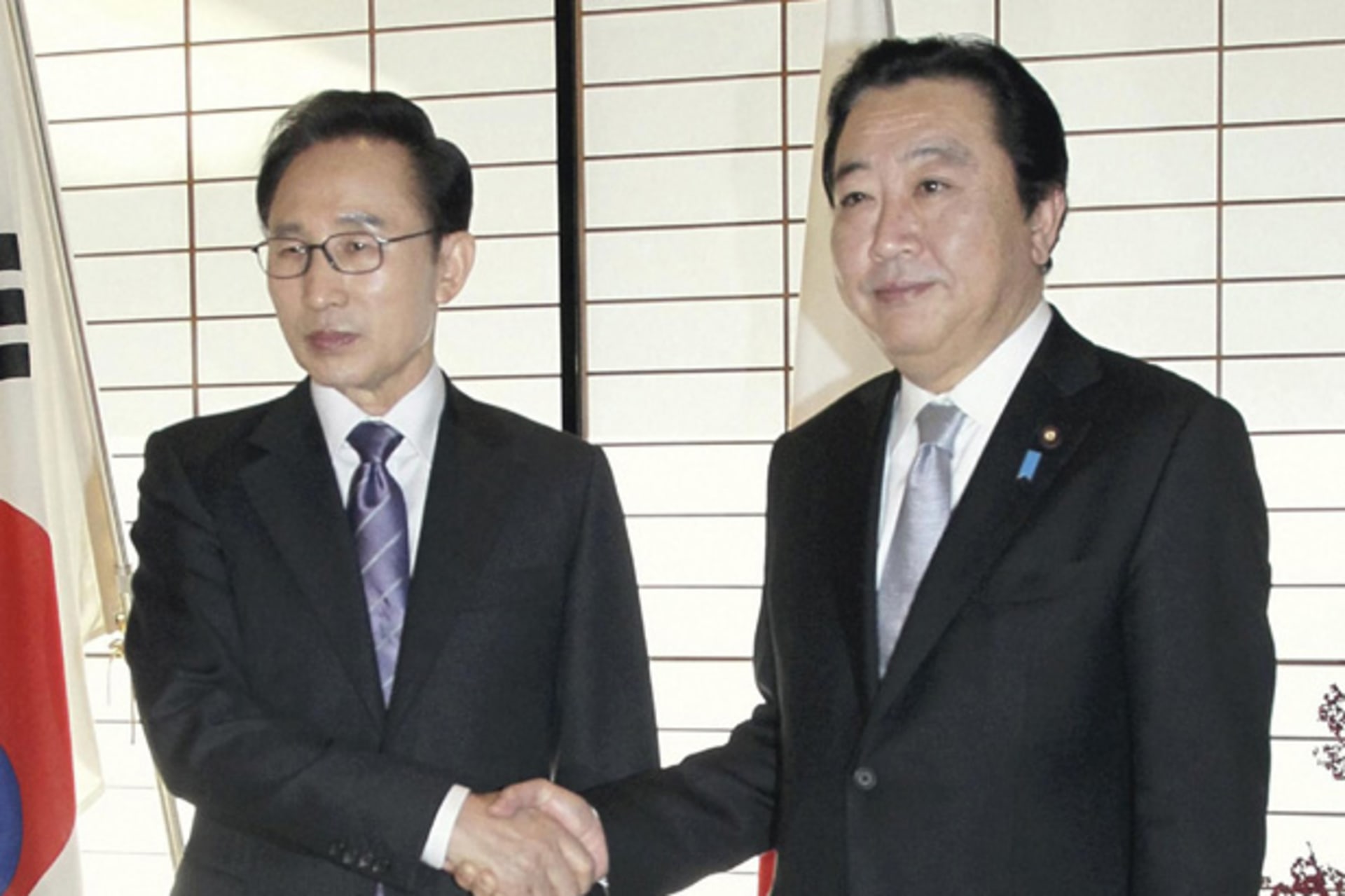 <p>Japan’s Prime Minister Yoshihiko Noda shakes hands with South Korean President Lee Myung-bak in Kyoto</p>

