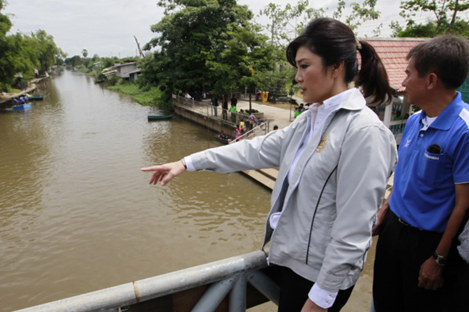 <p>Thailand’s prime minister Yingluck Shinawatra visits Sam Wa canal to check on the drainage system as the country prepares for rainy season in the suburb of Bangkok August 17, 2012.</p>
