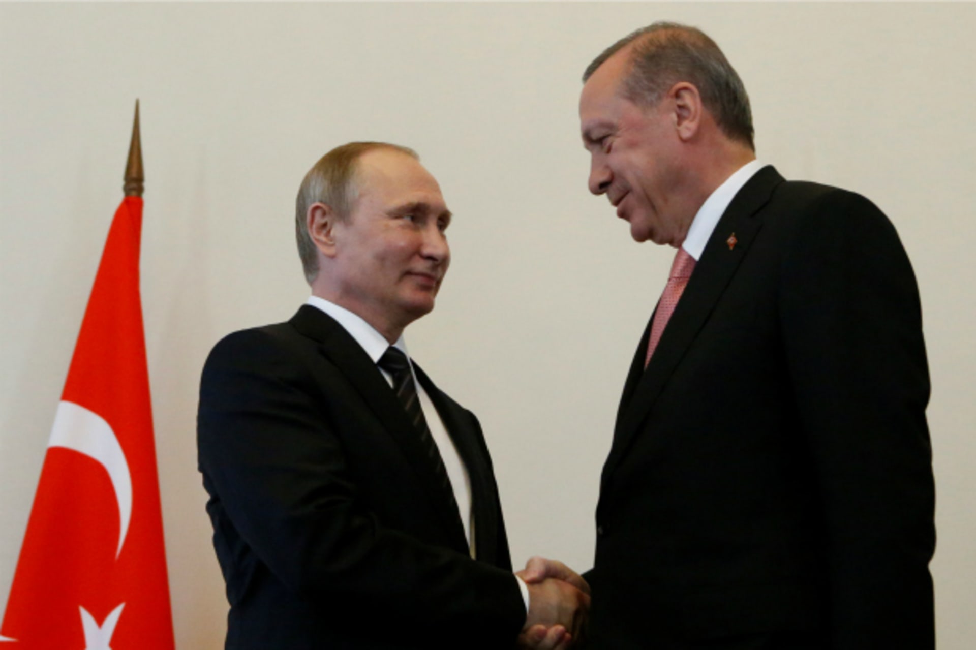 <p>Russian President Vladimir Putin shakes hands with Turkish President Tayyip Erdogan during their meeting in St. Petersburg, Russia (Sergei Karpukhin/Reuters).</p>
