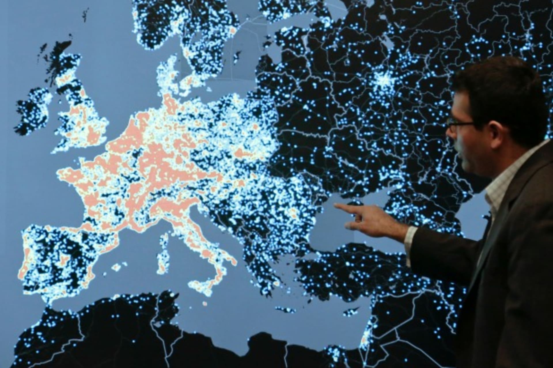 <p>Vishant Patel, senior manager of investigations at the Microsoft Digital Crimes Unit, shows a heat map and talks about how mal…estern Europe at the Microsoft Cybercrime Center in Redmond, Washington on November 11, 2013. (Jason Redmond/Courtesy Reuters)</p>