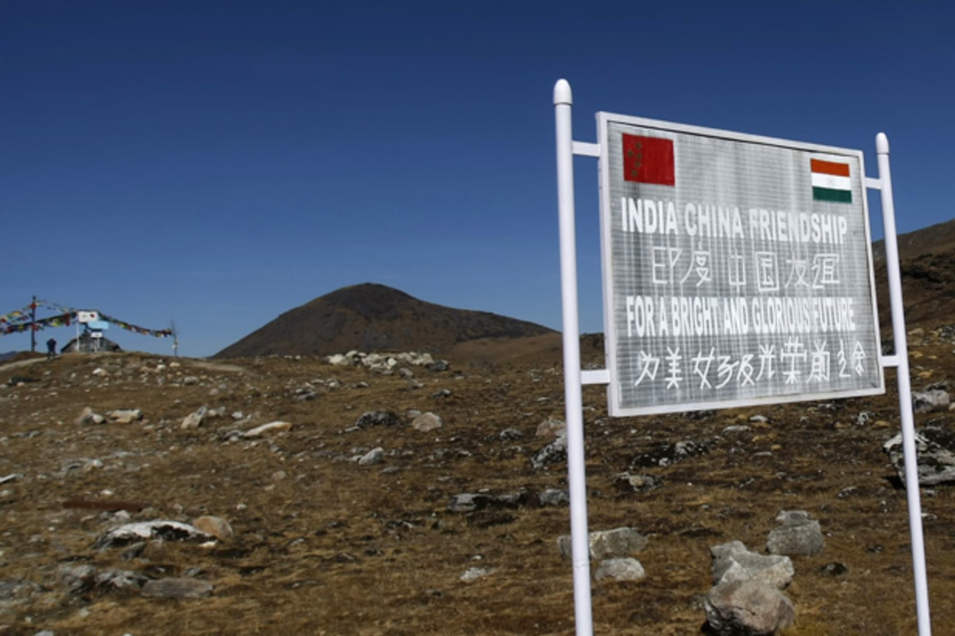 <p>A signboard is seen from the Indian side of the Indo-China border at Bumla, in the northeastern Indian state of Arunachal Pradesh, November 11, 2009 (Courtesy Reuters/Adnan Abidi).</p>
