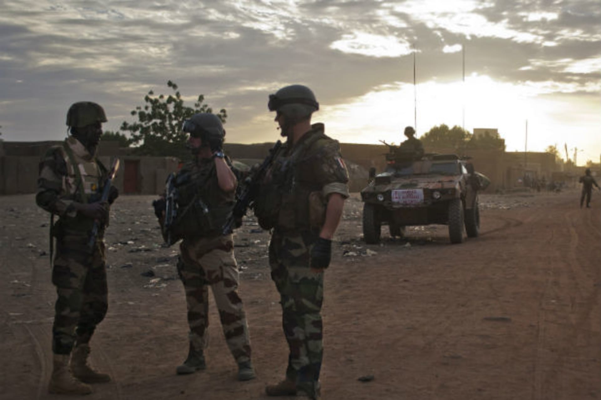 French soldiers speak to a Nigerian soldier on patrol in the northern city of Gao, Mali February 9, 2013.