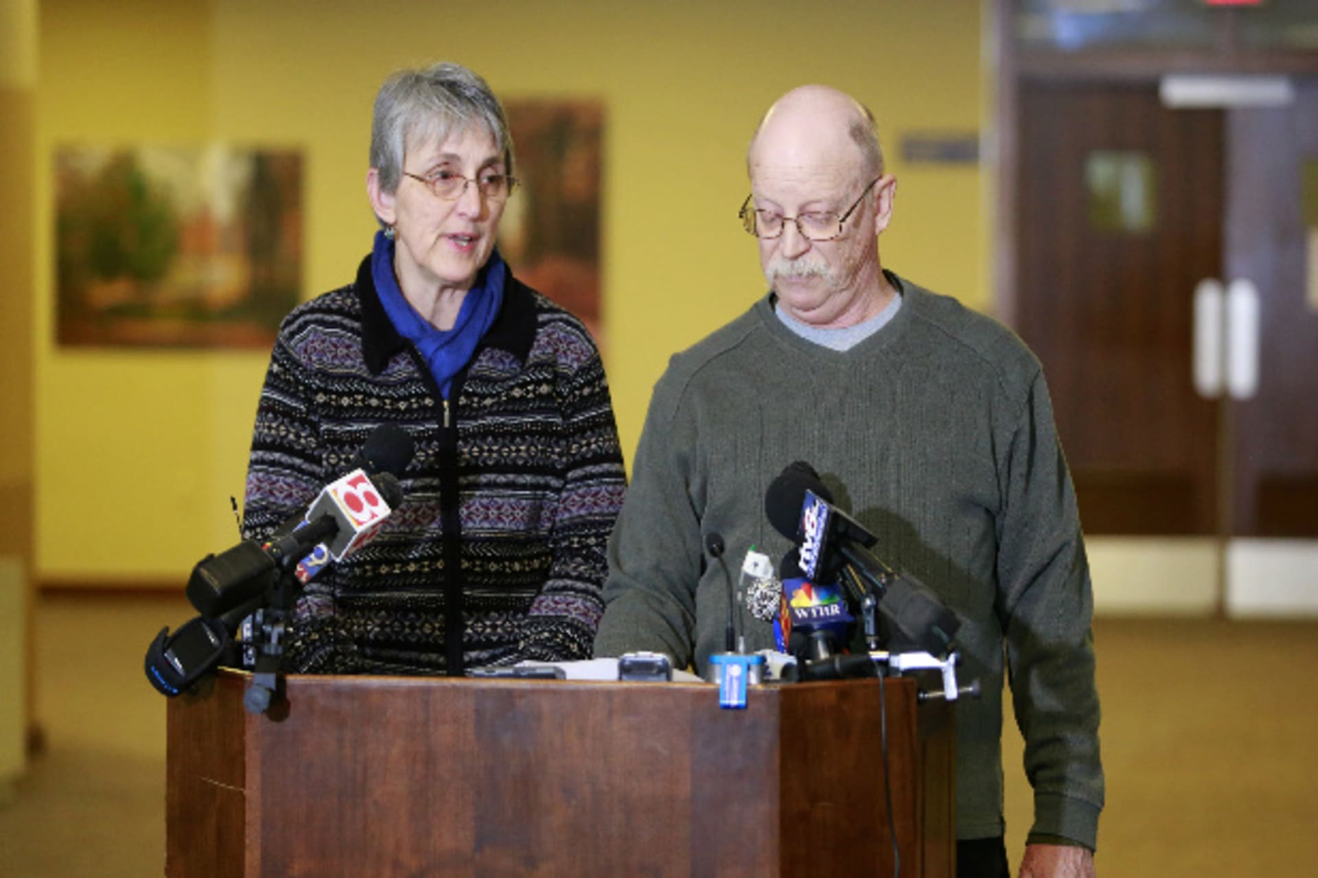 Paula (L) and Ed Kassig, parents of U.S. aid worker Peter Kassig who was beheaded by Islamic State militants, read from a prepared statement while speaking to the press in Indianapolis, Indiana, November 17, 2014  (Smith/Courtesy Reuters).