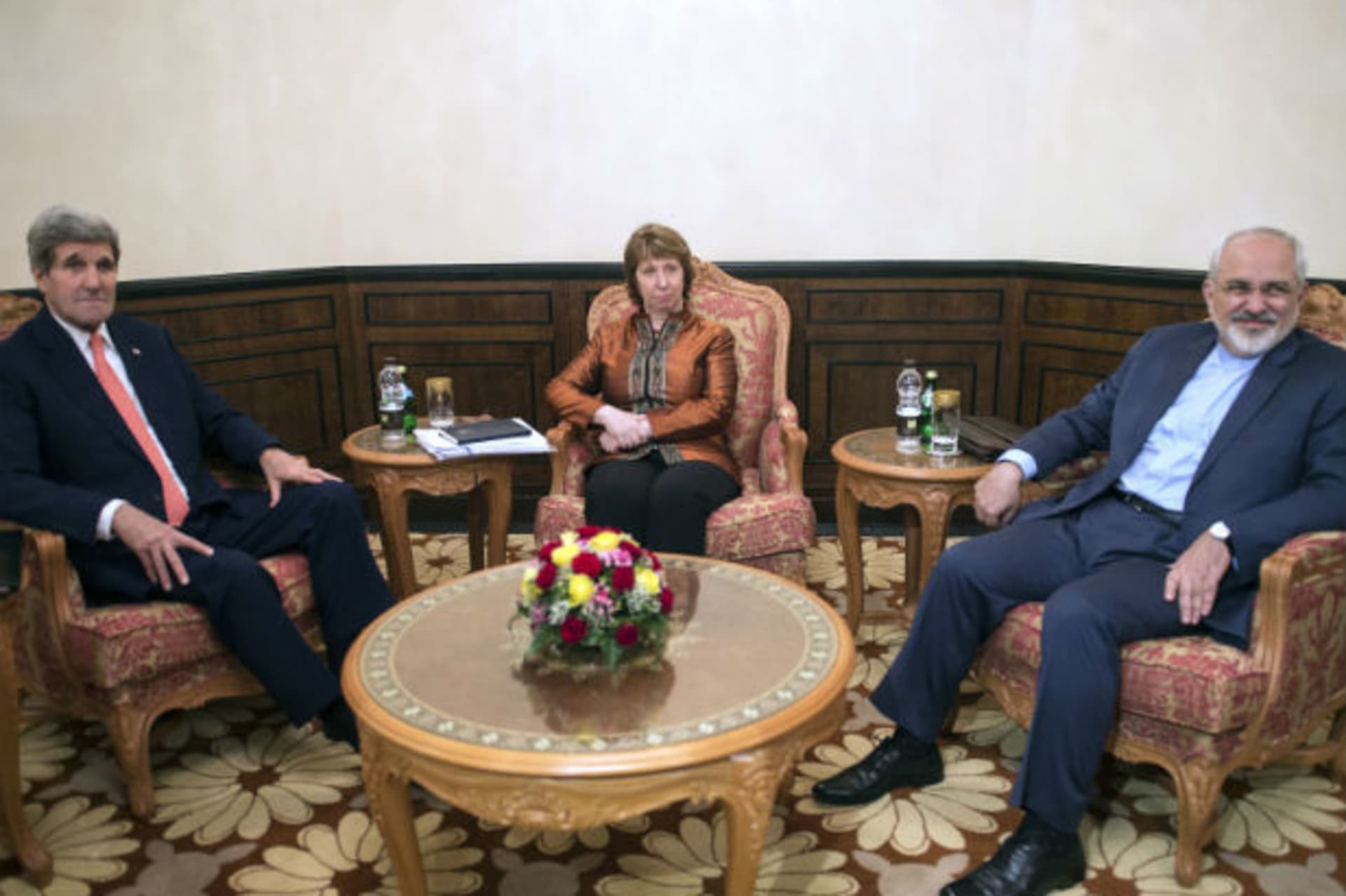 U.S. Secretary of State John Kerry (L), EU envoy Catherine Ashton (C) and Iranian Foreign Minister Mohammad Javad Zarif meet in Muscat November 10, 2014 (Kamm/Courtesy Reuters).