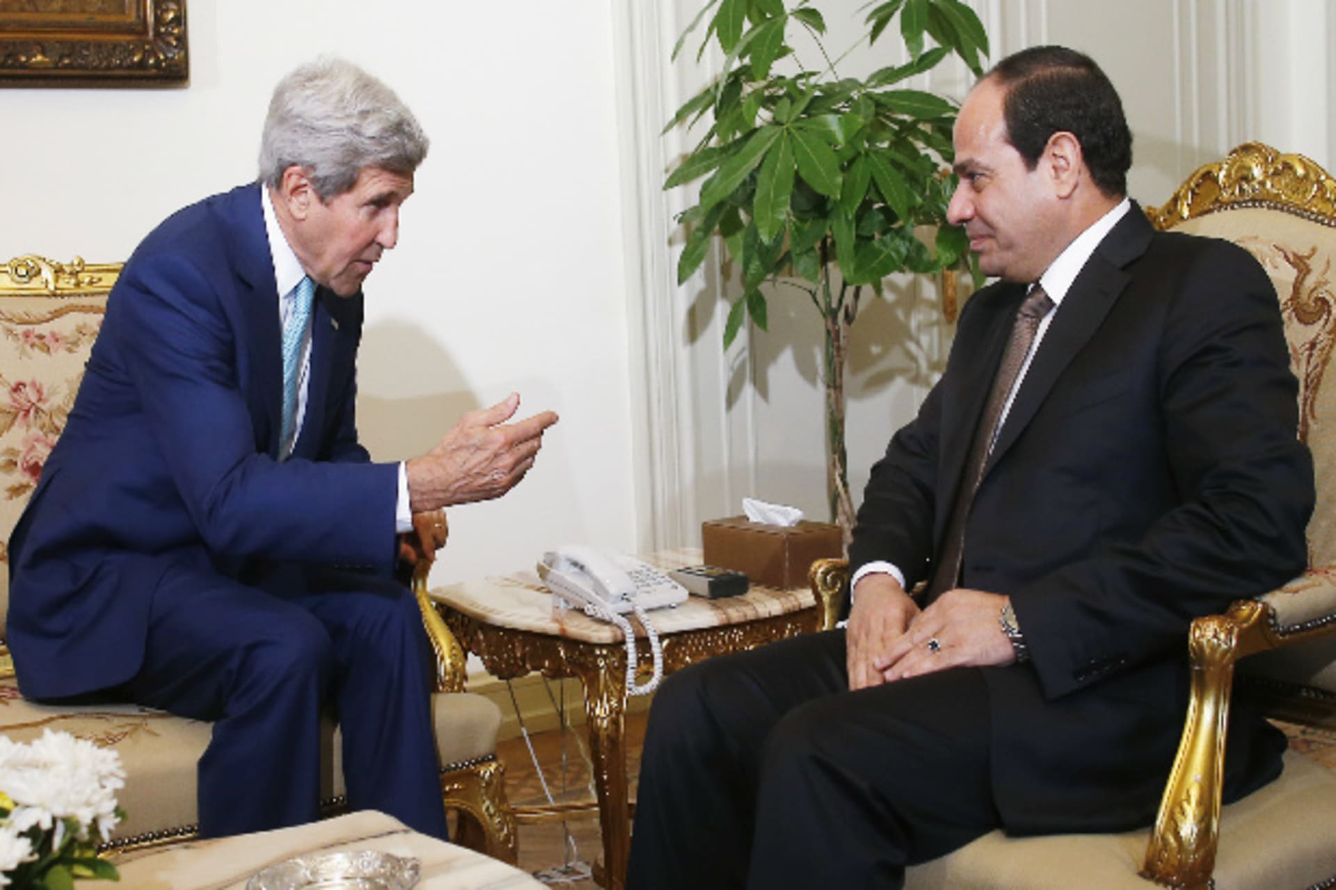 U.S. Secretary of State John Kerry (L) speaks with Egyptian President Abdel Fattah al-Sisi in Cairo July 22, 2014 (Dharapak/Courtesy Reuters).