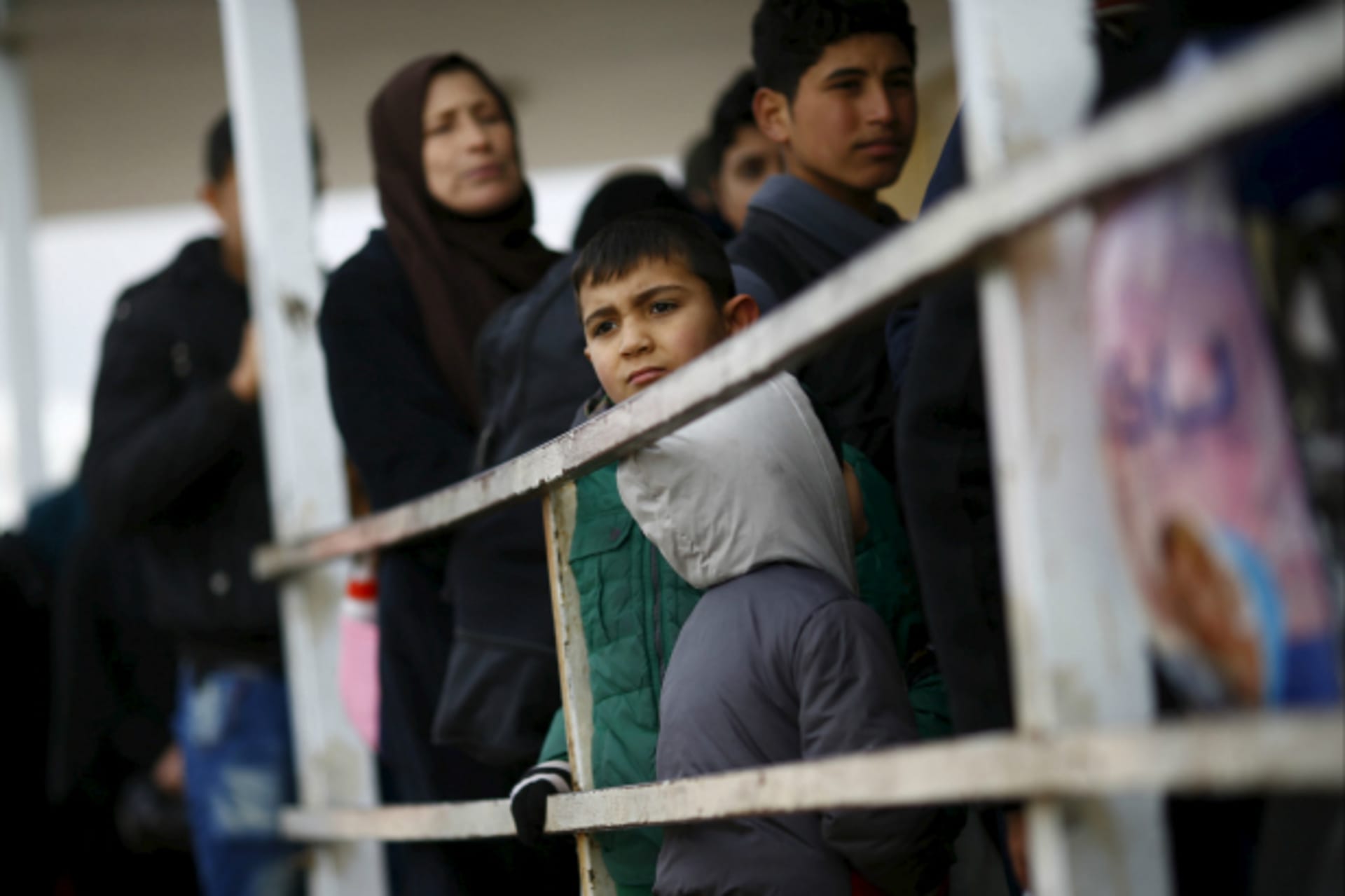 <p>Syrians line up as they wait to cross into Syria at Oncupinar border crossing in the southeastern city of Kilis, Turkey (Osman Orsal/Reuters).</p>