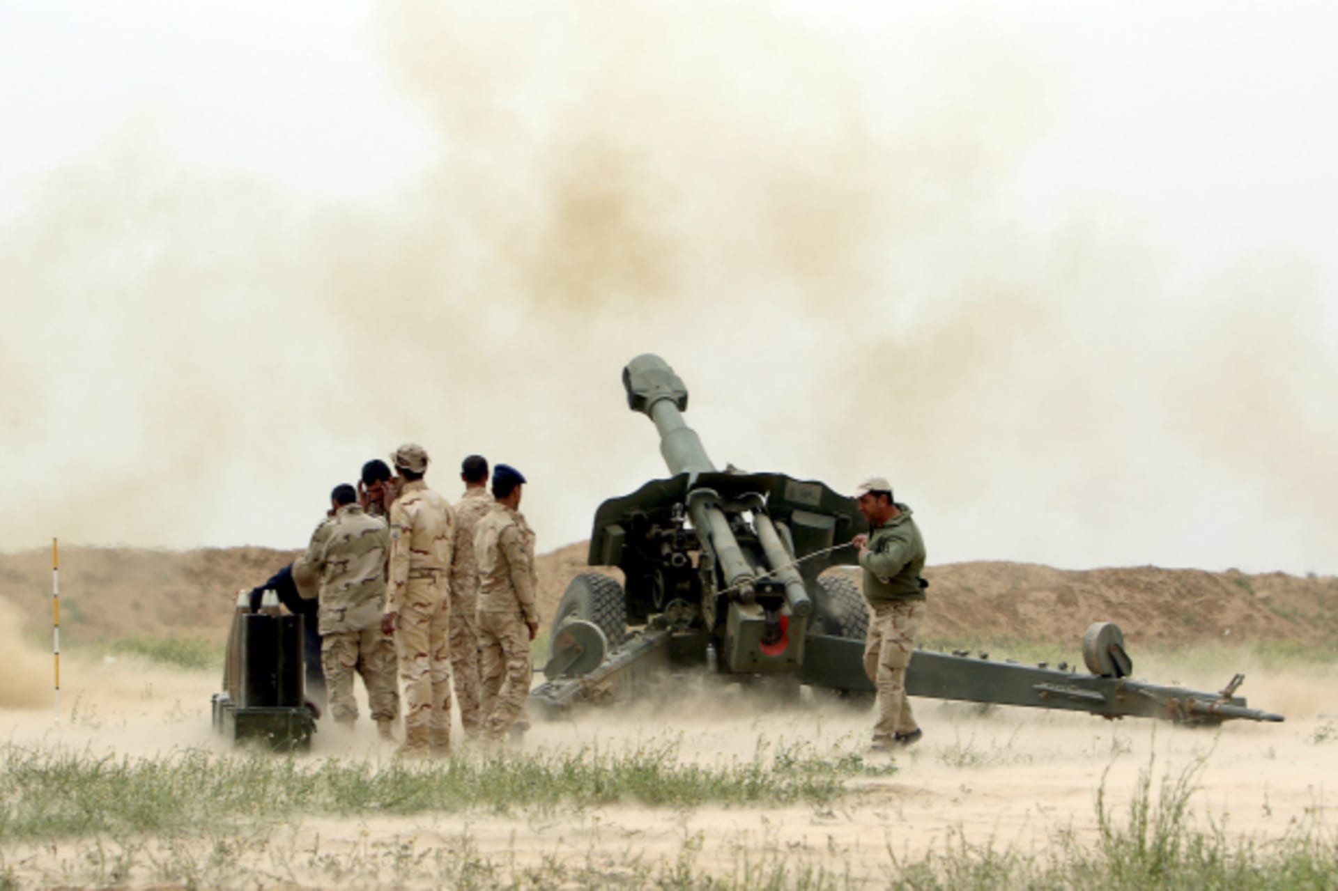<p>Iraqi soldiers launch artillery toward Islamic State militants on the outskirt of the Makhmour south of Mosul (Azad Lashkari/Reuters).</p>
