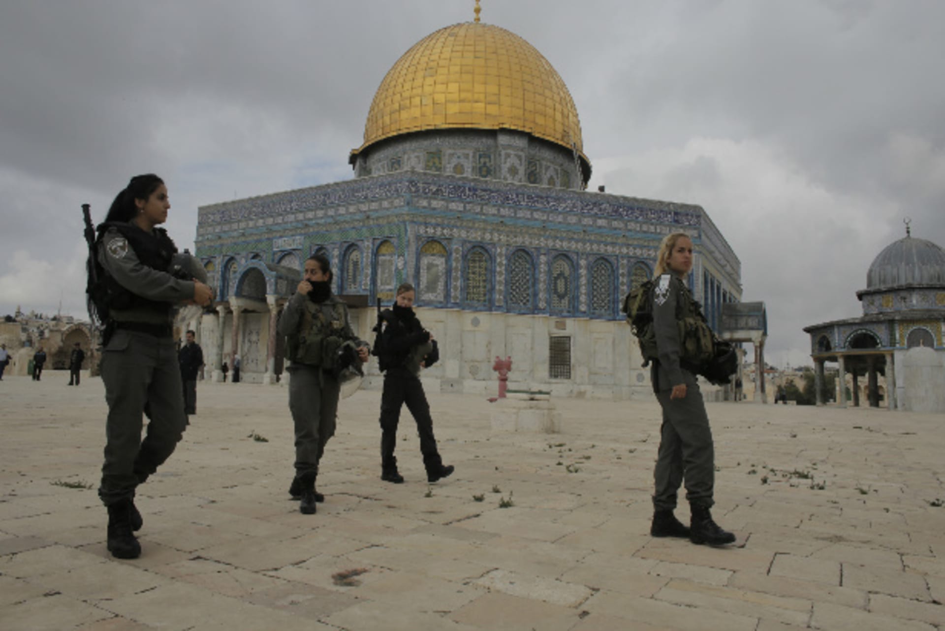 Israeli border police officers walks in front of the Dome of the Rock on the compound known to Muslims as Noble Sanctuary and to Jews as Temple Mount in Jerusalem's Old City November 5, 2014 (Awad/Courtesy Reuters).