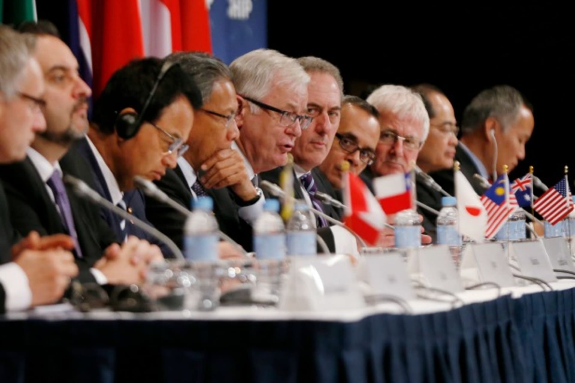<p>Australia’s Trade Minister Andrew Robb (6th R) speaks at a news conference at the end of the Trans Pacific Partnership (TPP) meeting of trade representatives in Sydney, October 27, 2014. REUTERS/Jason Reed (AUSTRALIA – Tags: BUSINESS POLITICS)</p>
