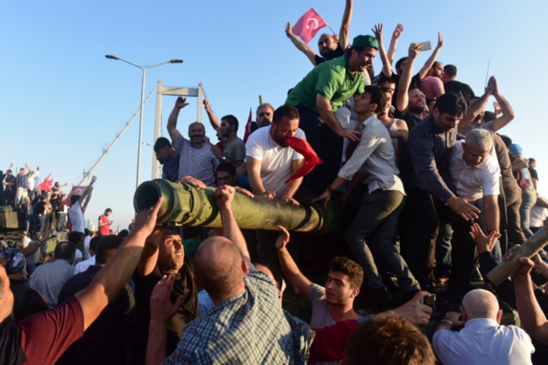 <p>Supporters of Turkish President Tayyip Erdogan celebrate after soldiers involved in the coup surrendered on the Bosphorus Bridge in Istanbul (Yagiz Karahan/Reuters).</p>
