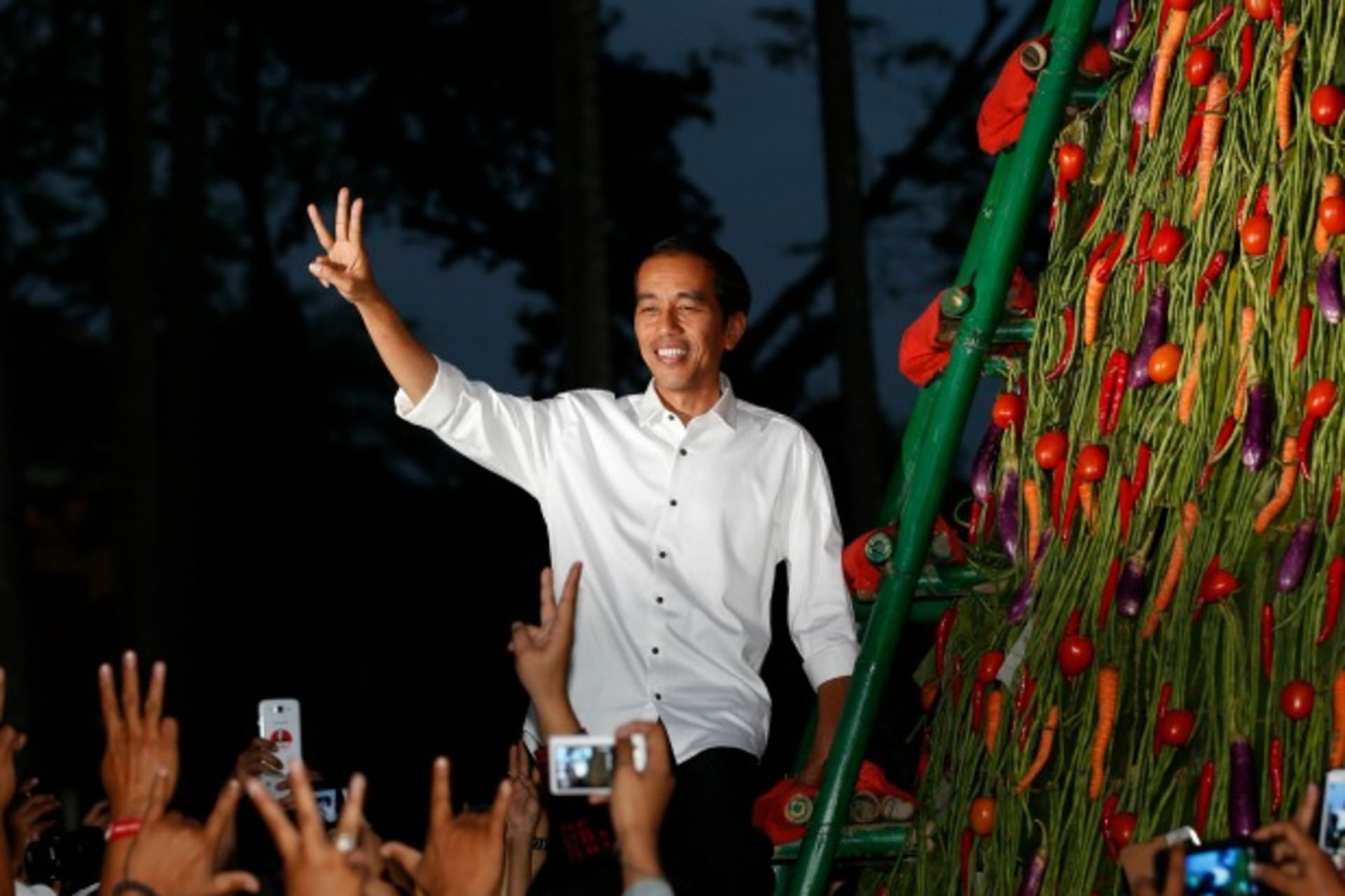 <p>Indonesia’s presidential candidate Joko “Jokowi” Widodo gestures to supporters a day after he was named winner in the presidential election in Taman Proklamasi, Jakarta July 23, 2014. REUTERS/Darren Whiteside (INDONESIA – Tags: ELECTIONS POLITICS)</p>
