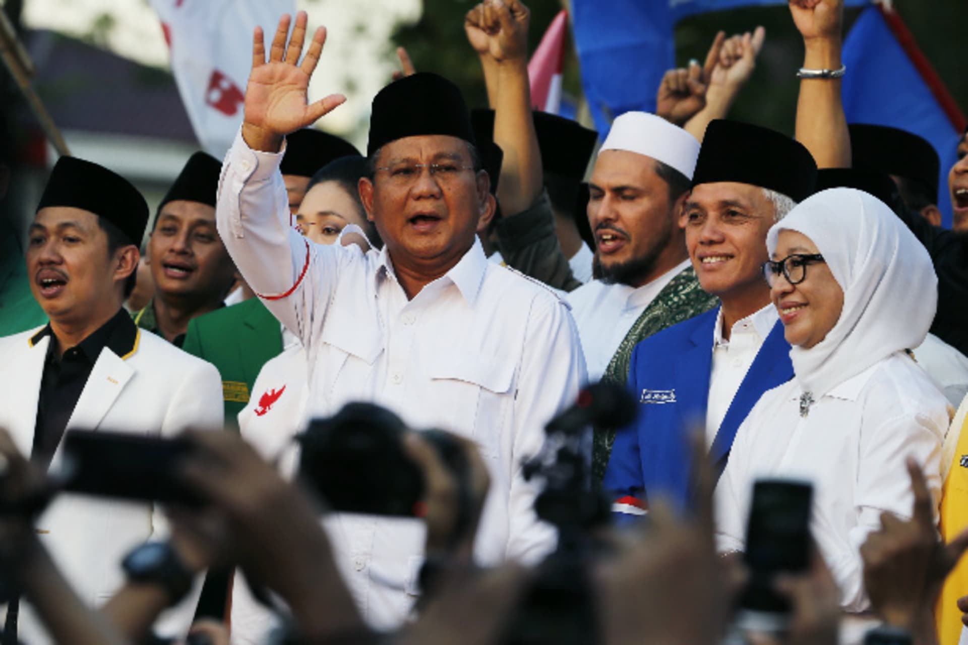 <p>Indonesian presidential candidate Prabowo Subianto (C) waves to his supporters during a signing ceremony of an agreement of his coalition parties in Jakarta on July 14, 2014 (Beawiharta Beawiharta/Courtesy: Reuters).</p>
