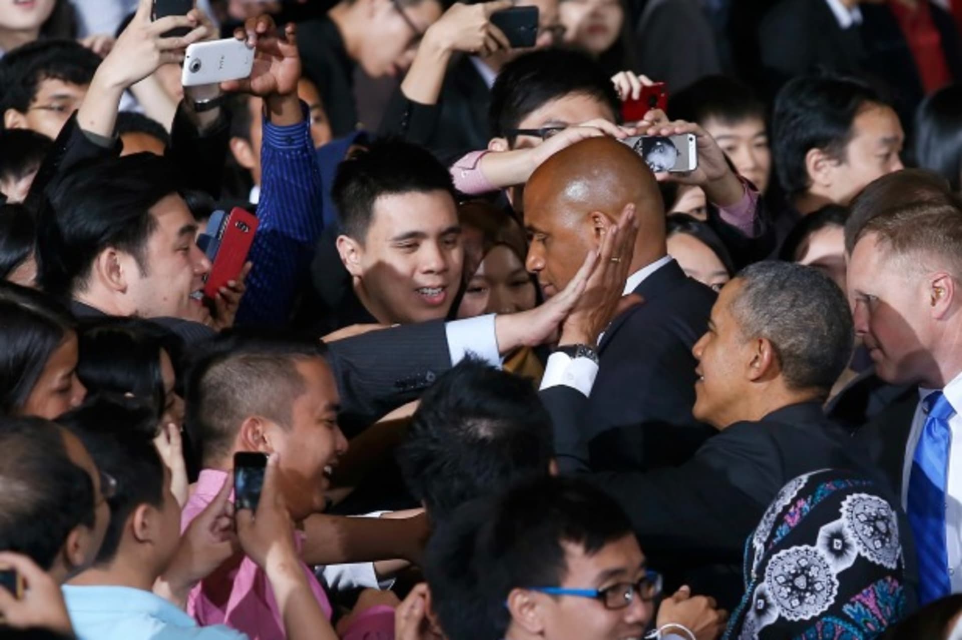 <p>U.S. President Barack Obama high fives a member of the audience as he leaves after the Young Southeast Asian Leadership Intiat…Hall inside the University of Malaya in Kuala Lumpur April 27, 2014. REUTERS/Samsul Said (MALAYSIA – Tags: POLITICS EDUCATION)</p>
