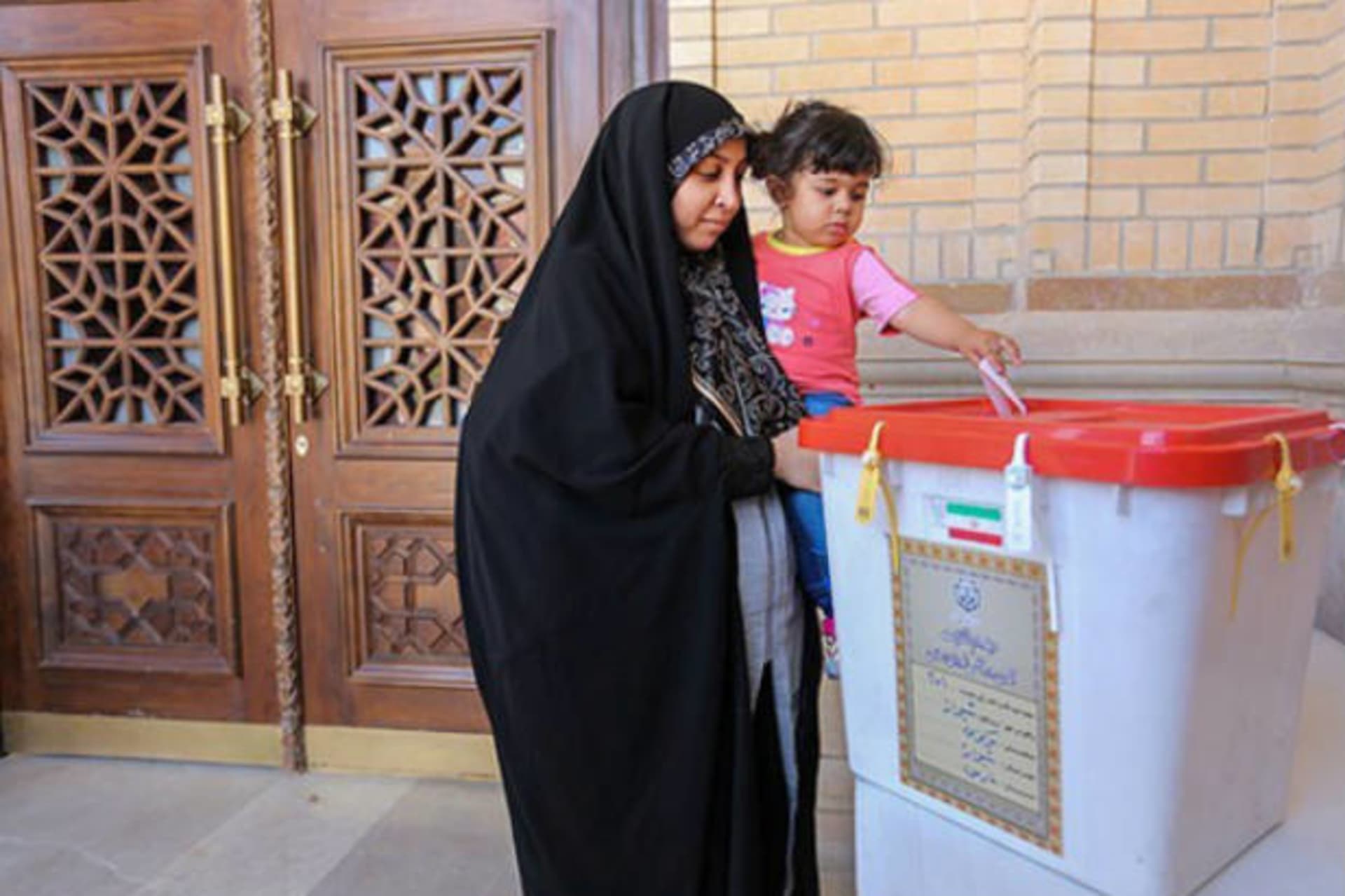 <p>WOman iran child votes election ballot rouhani</p>