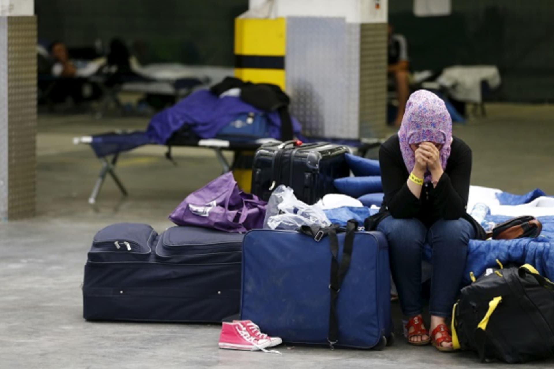 A Syrian woman cries as she sits in a refugee registration center for the German state of Hesse in Neu-Isenburg, on the outskirts of Frankfurt, Germany, September 11, 2015. REUTERS/Kai Pfaffenbach