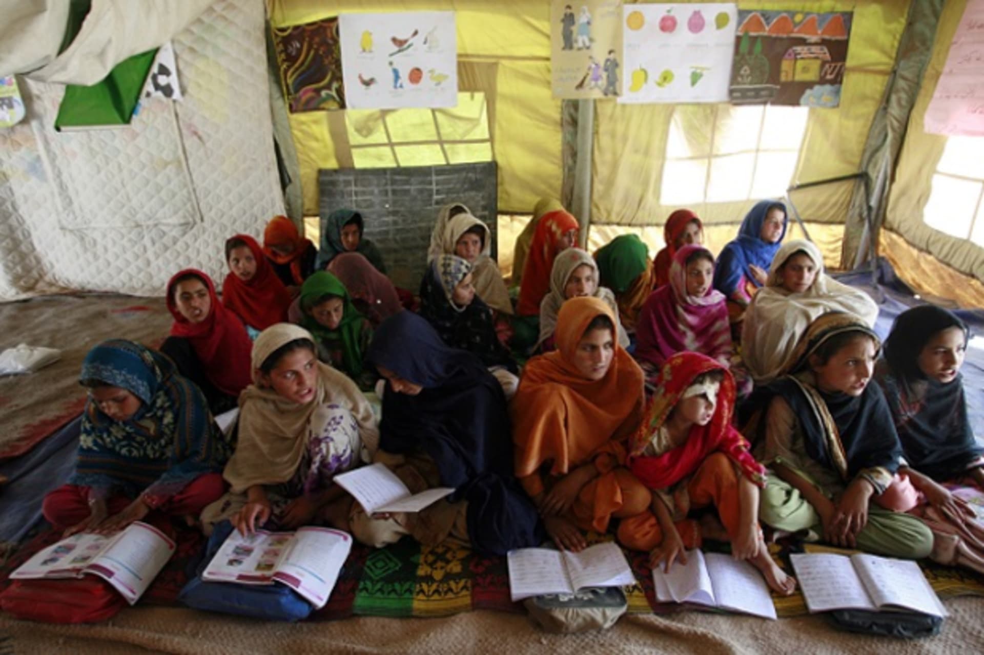 Internally displaced girls fleeing a military offensive in the Swat valley hold classes inside a tent at an UNHCR camp (United Nations High Commission for Refugees) in the outskirts of Peshawar May 19, 2009. REUTERS/Ali Imam