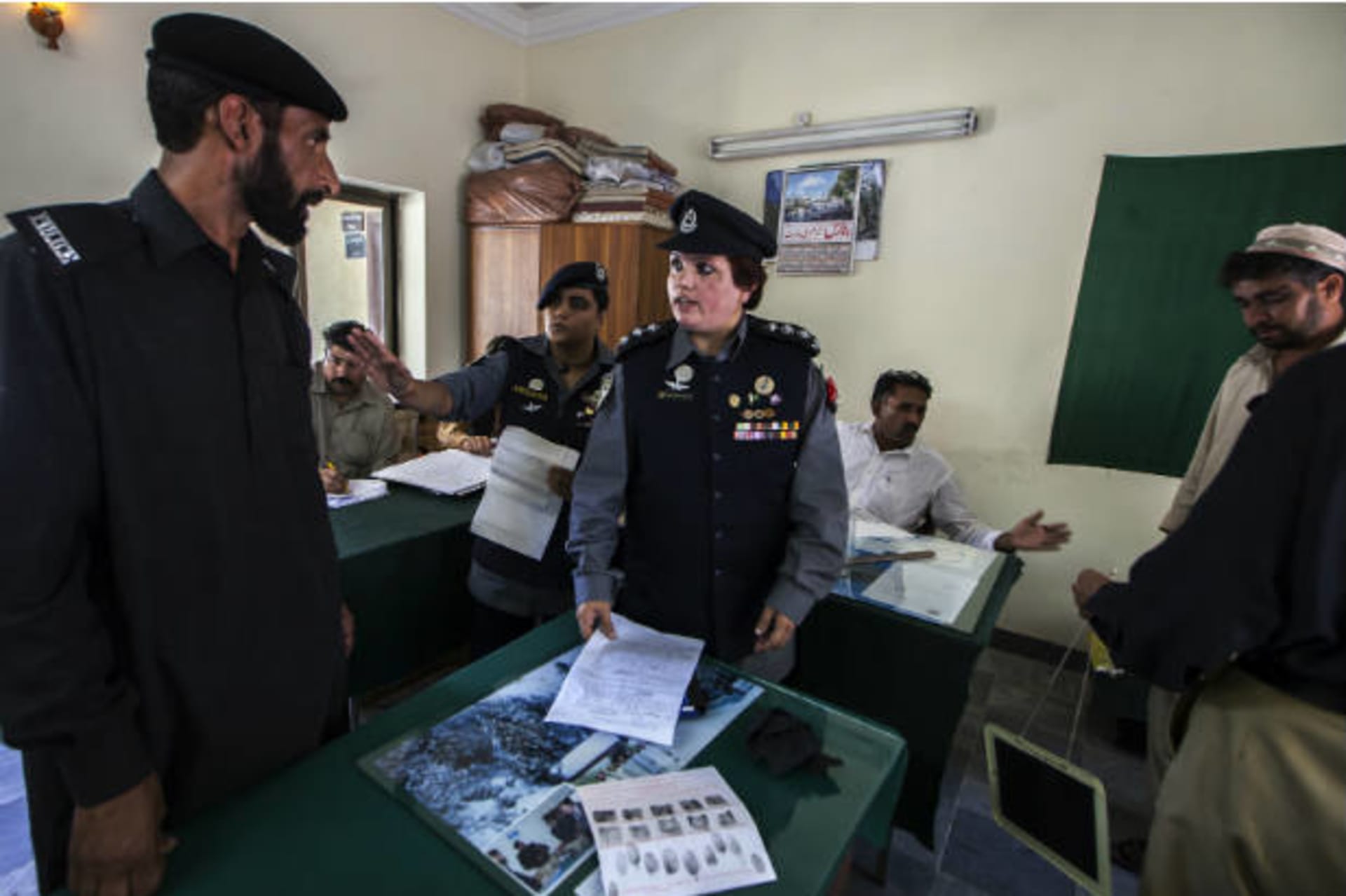 <p>Pakistan woman police officer 1325</p>
