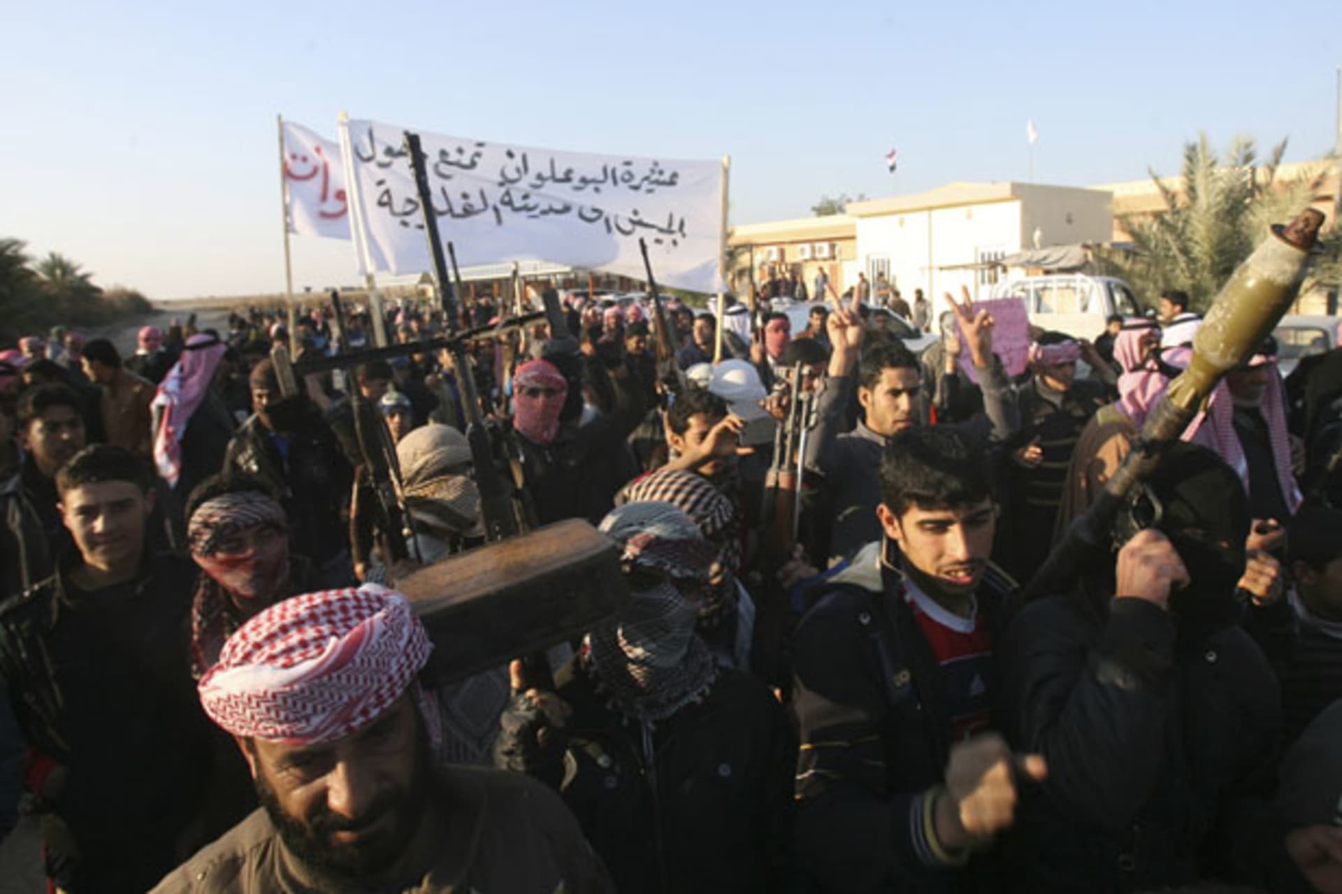 <p>Sunni gunmen protest against Iraq’s Shiite-led government in Fallujah on January 7, 2014. (Stringer/Courtesy Reuters)</p>
