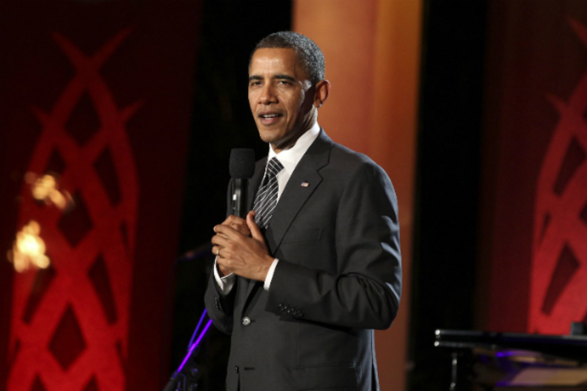 <p>U.S. President Barack Obama speaks before a Luau for APEC leaders after dinner during the Asia-Pacific Economic Cooperation (APEC) Summit in Honolulu, Hawaii on November 12, 2011. (Larry Downing/Courtesy Reuters)</p>
