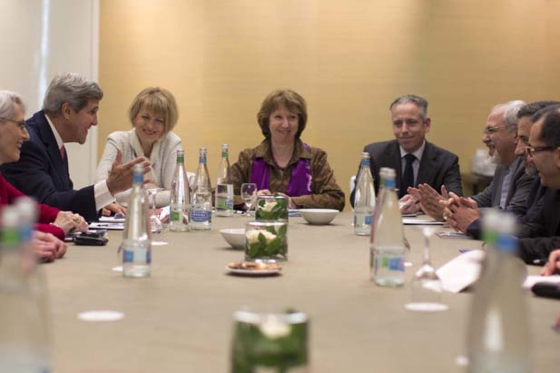 <p>P5+1 foreign ministers meet with Iranian foreign minister Mohammad Javad Zarif at the Iran nuclear talks in Geneva on November 9, 2013 (Jason Reed/ Courtesy Reuters).</p>
