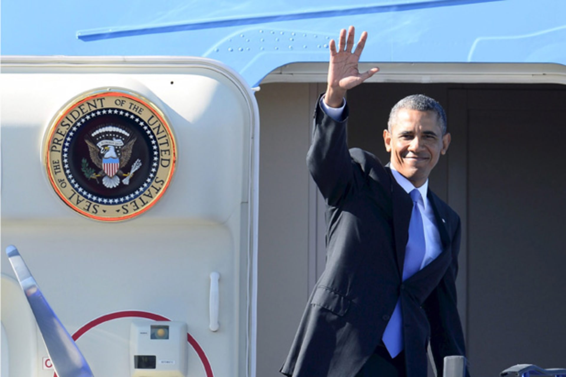 <p>U.S. president Barack Obama boards Air Force One. (Claudio Bresciani/Scanpix Sweden/Courtesy Reuters)</p>

