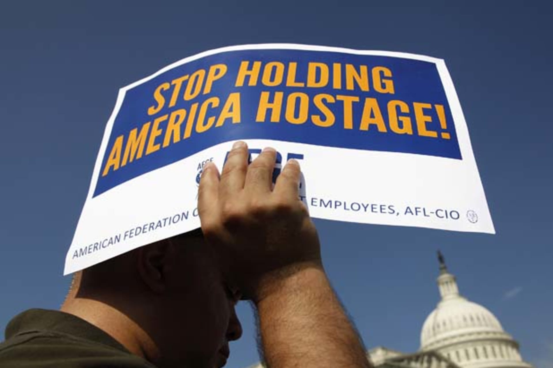 <p>Furloughed federal workers join a rally to demand a vote to end the government shutdown (Johnathan Ernst/Courtesy Reuters).</p>