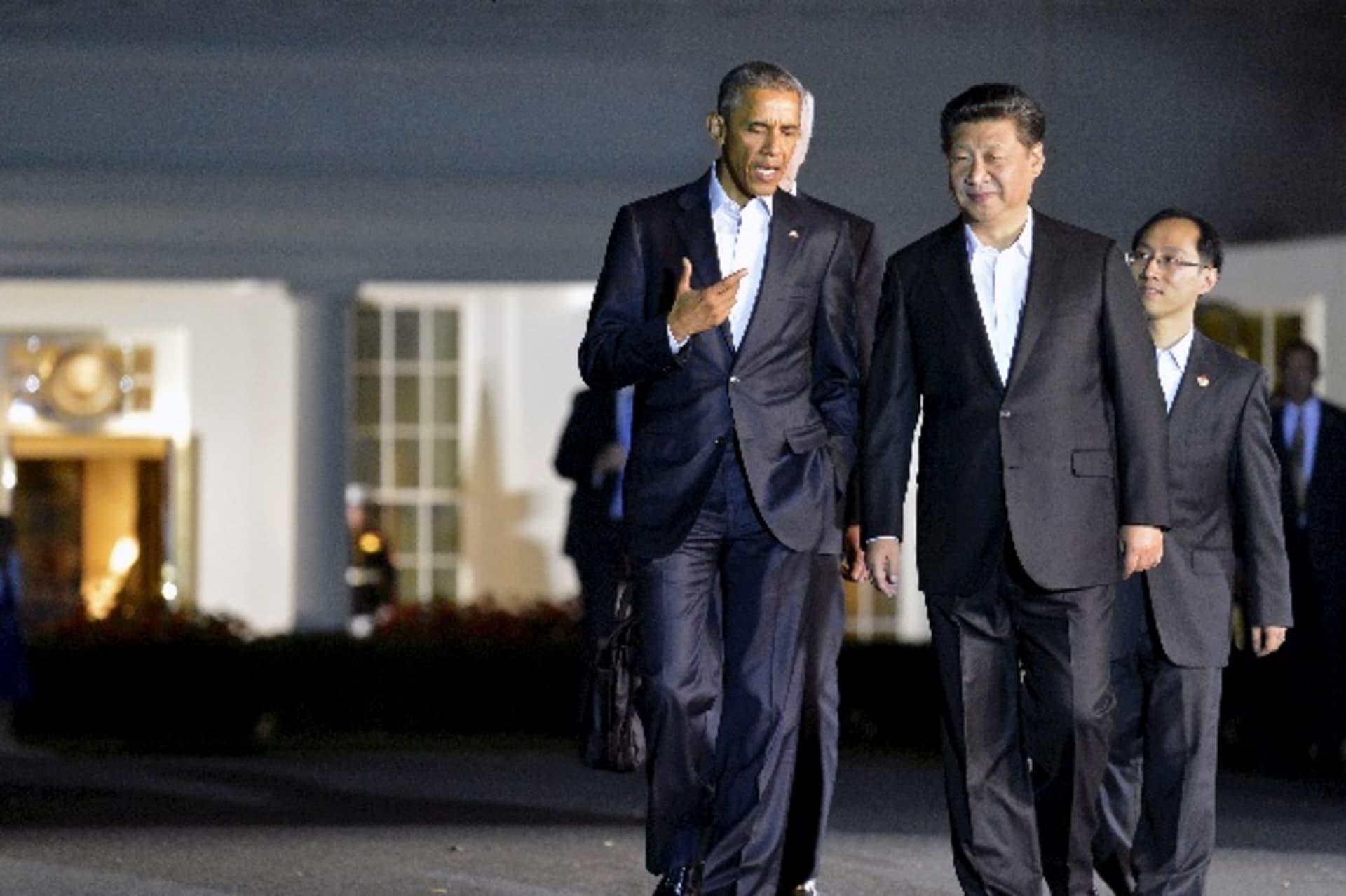 <p>U.S. President Barack Obama (L) chats with Chinese President Xi Jinping as they walk from the West Wing of the White House to …pying, Beijing’s economic policies and territorial disputes in the South China Sea. REUTERS/Mike Theiler TPX IMAGES OF THE DAY</p>