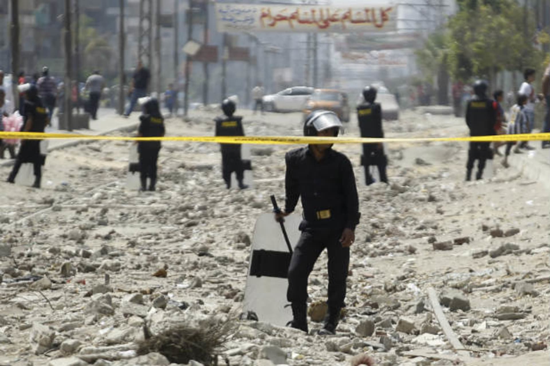 Riot police guard the site of an explosion near the house of Egypt's interior minister at Cairo's Nasr City district September 5, 2013 (Dalsh/Courtesy Reuters)/