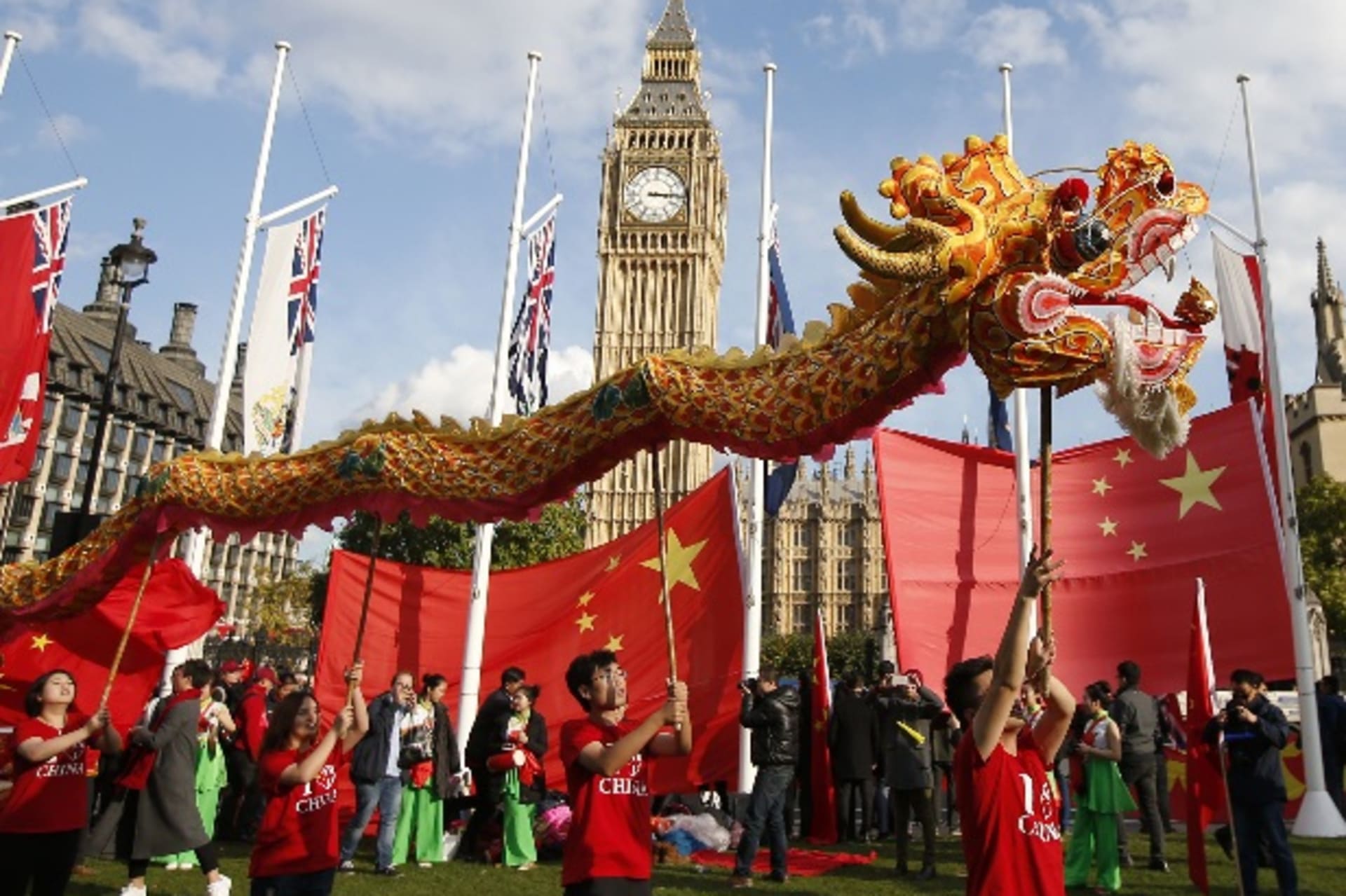 <p>Supporters of China’s President Xi Jinping perform opposite Big Ben in Parliament Square ahead of Xi’s address to both Houses of Parliament, in London, Britain, October 20, 2015. Xi is on a State visit to Britain. REUTERS/Peter Nicholls</p>
