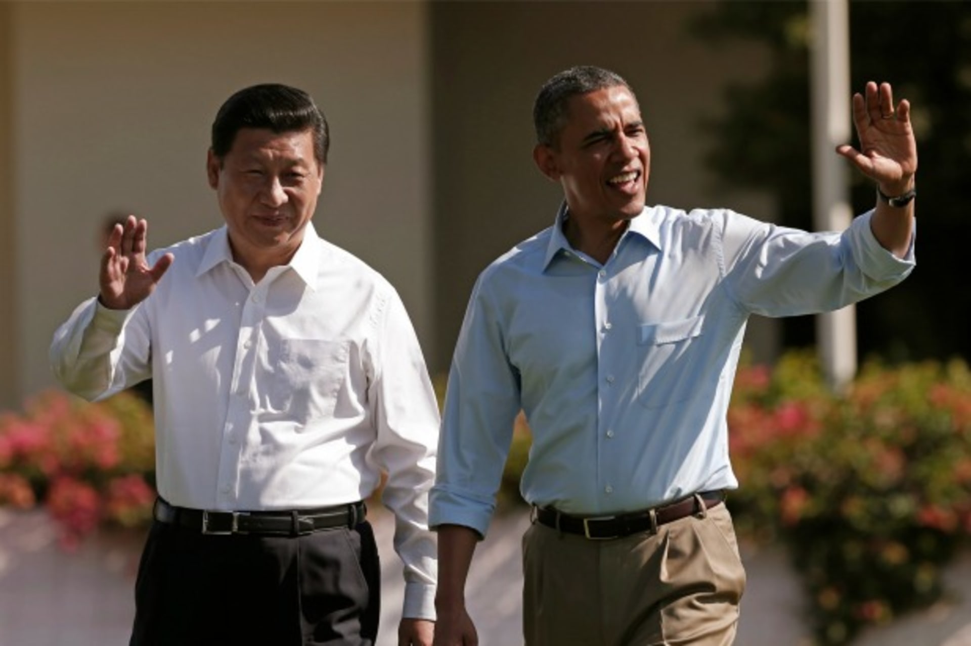 <p>U.S. President Barack Obama and Chinese President Xi Jinping walk the grounds at The Annenberg Retreat at Sunnylands in Rancho Mirage, California on June 8, 2013. (Kevin Lamarque/Courtesy Reuters)</p>
