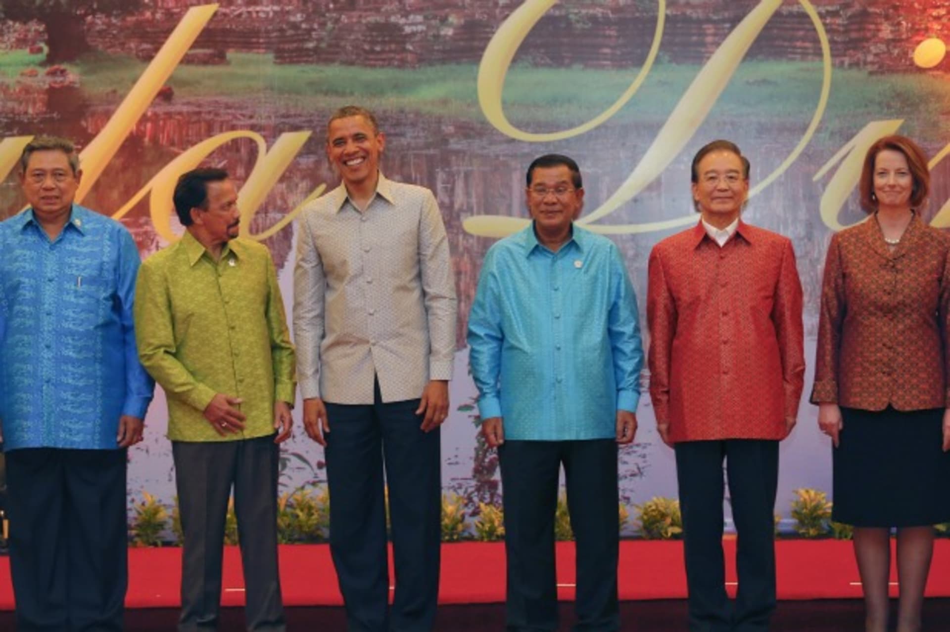 <p>U.S. President Barack Obama smiles as he poses for a photo with (L-R) Indonesia’s President Susilo Bambang Yudhoyono, Brunei’s…iabao, and Australian Prime Minister Julia Gillard at the 21st ASEAN and East Asia summits in Phnom Penh on November 19, 2012.</p>
