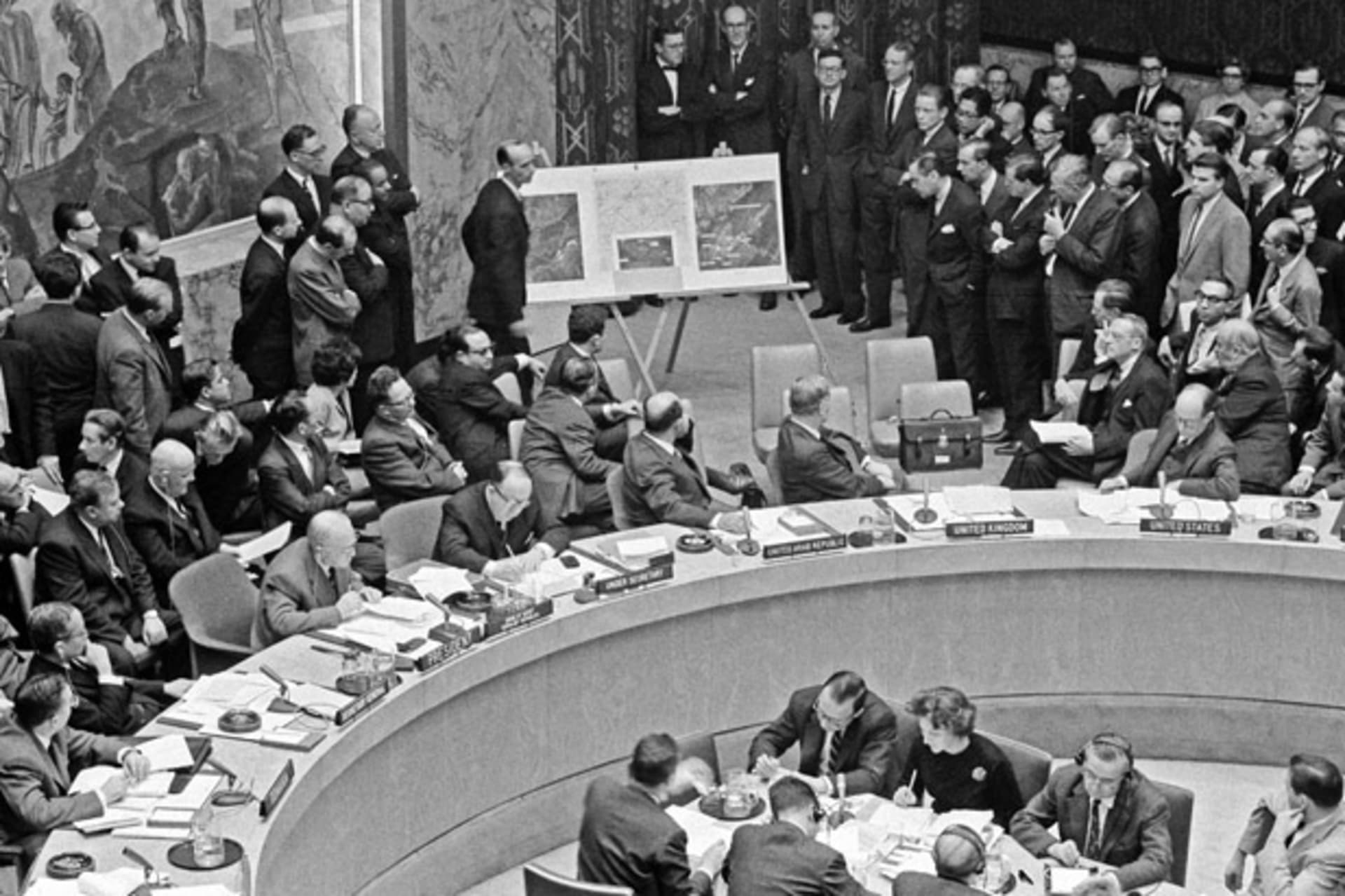 <p>U.S. ambassador to the UN Adlai Stevenson presents evidence of Soviet missiles in Cuba at the UN Security Council on October 25, 1962. (UN Photo/MH)</p>
