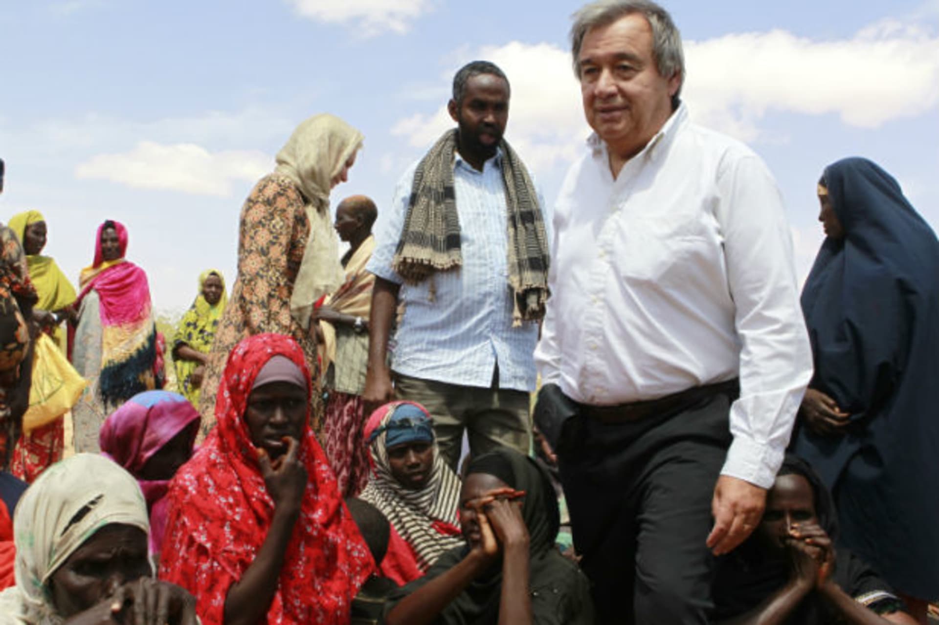 U.N. High Commissioner for Refugees Antonio Guterres (R) visits internally displaced people at the Qansahaley settlement camp in Dollow town, along the Somalia-Ethiopia border, August 30, 2011.
