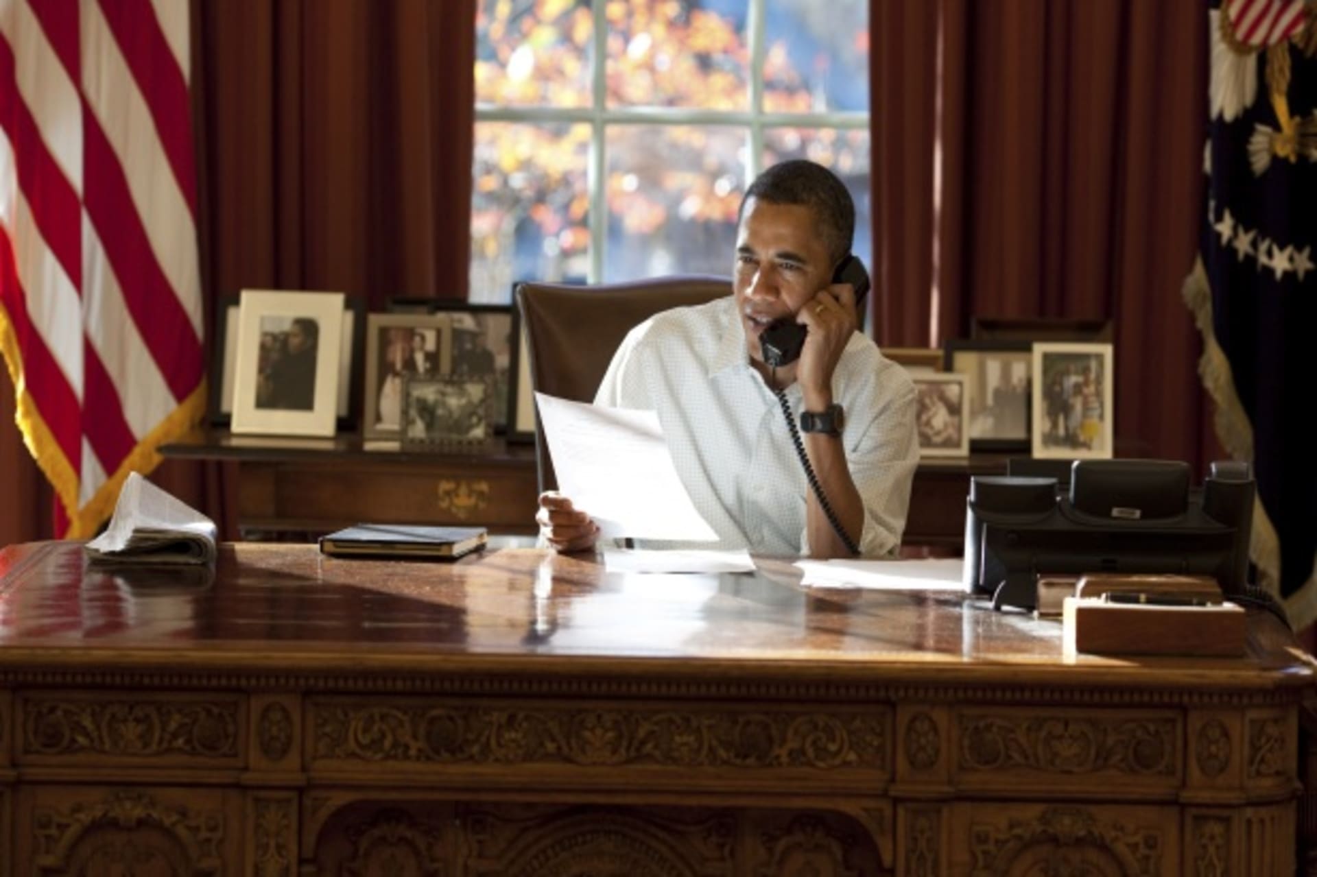 <p>President Obama makes calls in the Oval Office in Washington, DC (Handout/Courtesy Reuters).</p>