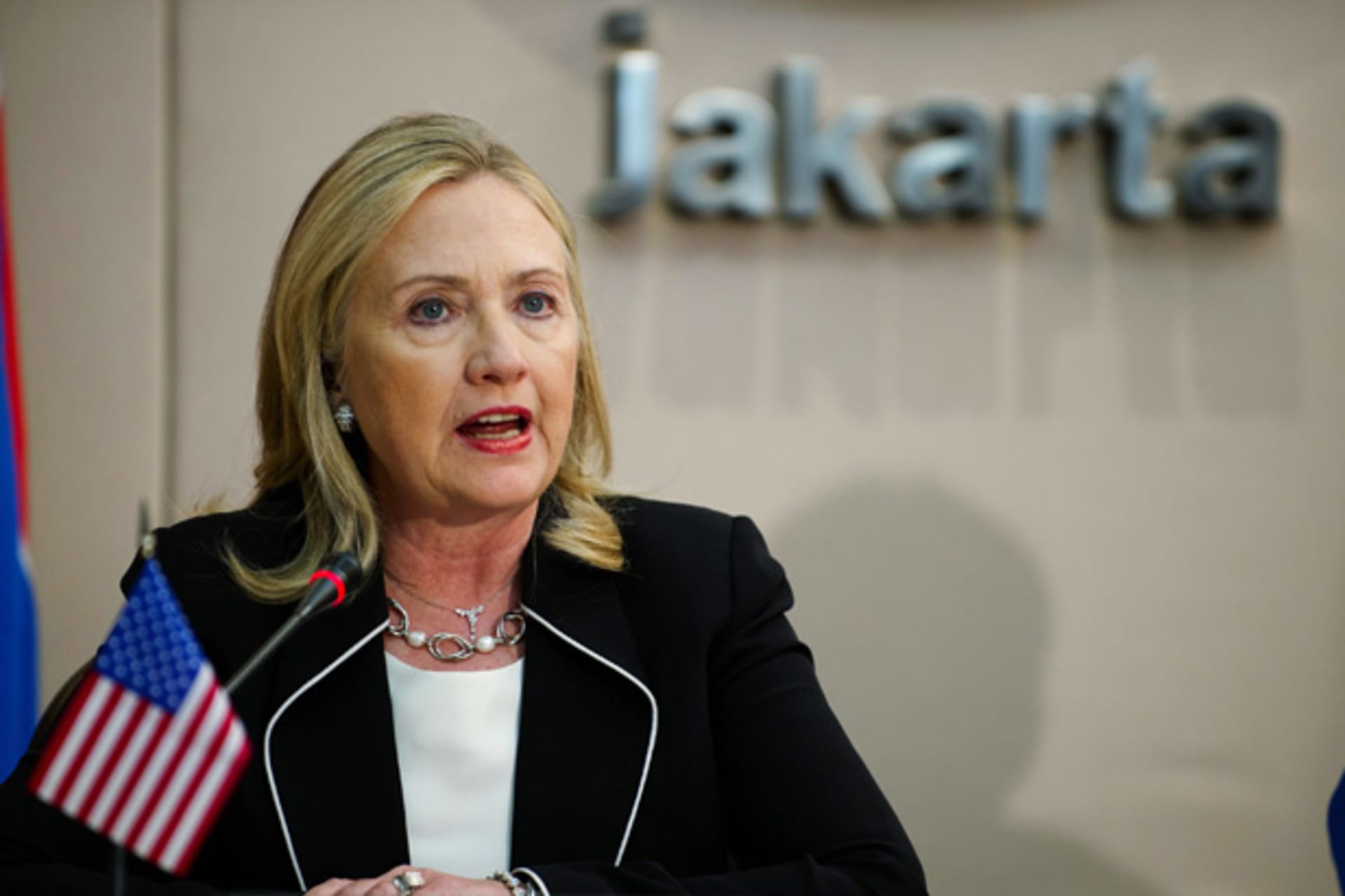 <p>U.S. secretary of state Clinton delivers remarks during a meeting at the ASEAN Secretariat in Jakarta.</p>
