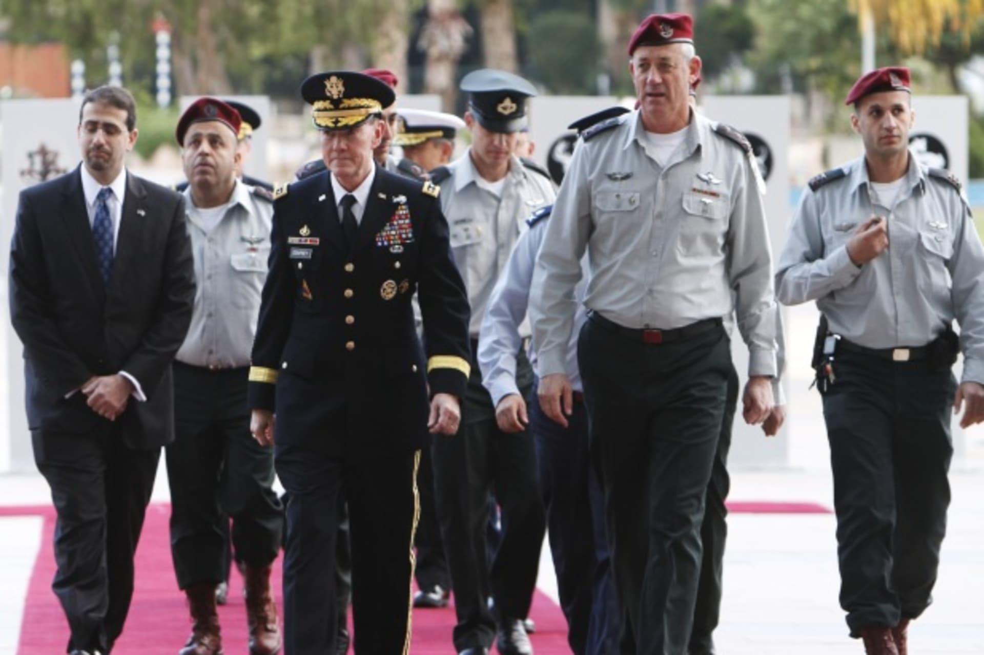 <p>General Dempsey, chairman of the Joint Chiefs of Staff, walks with Major-General Gantz, chief of Israeli armed forces, in Tel Aviv (Amir Cohen/Courtesy Reuters).</p>
