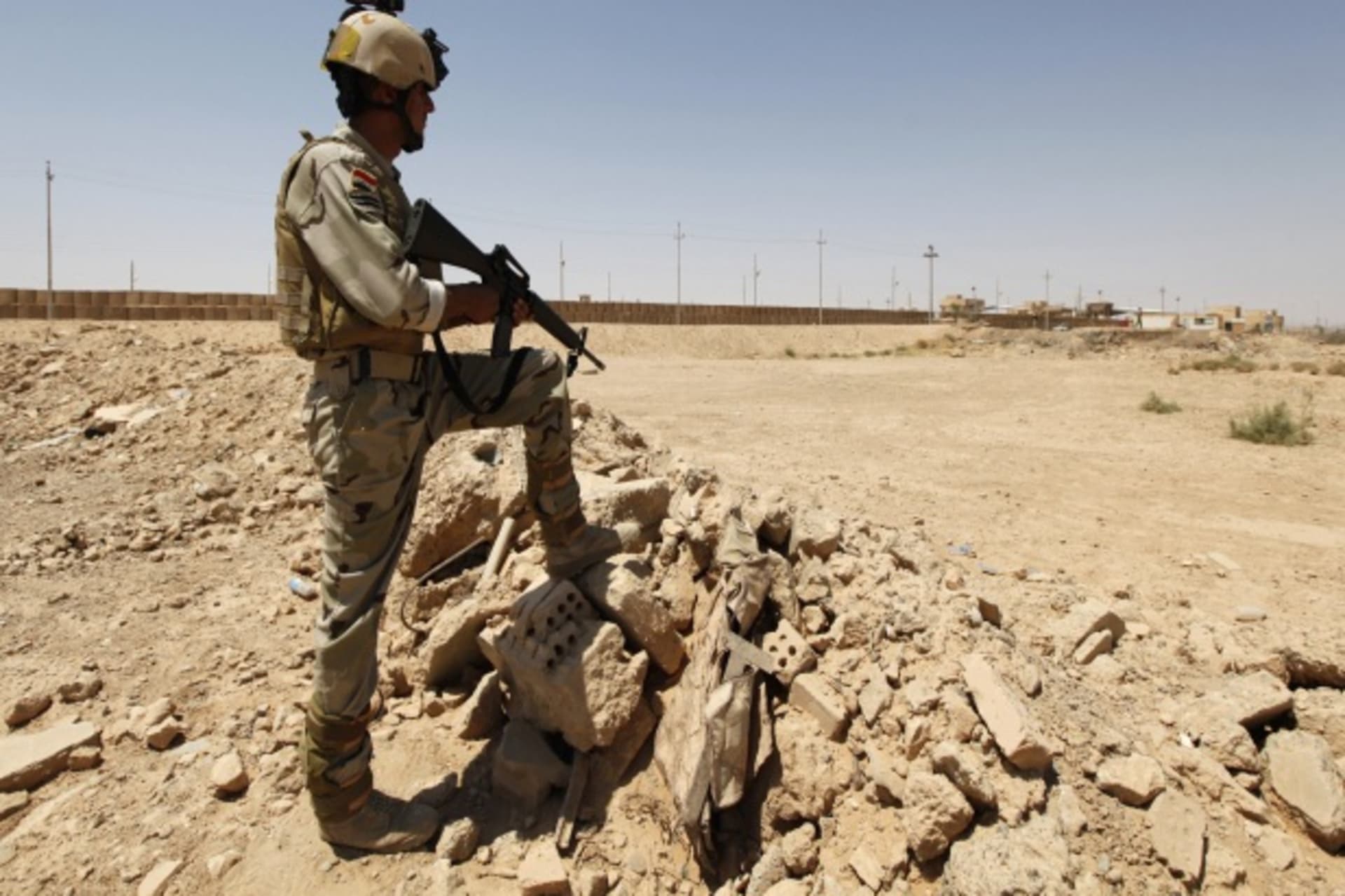 <p>An Iraqi soldier stands guard near the Syrian border (Saad Shalash/Courtesy Reuters).</p>
