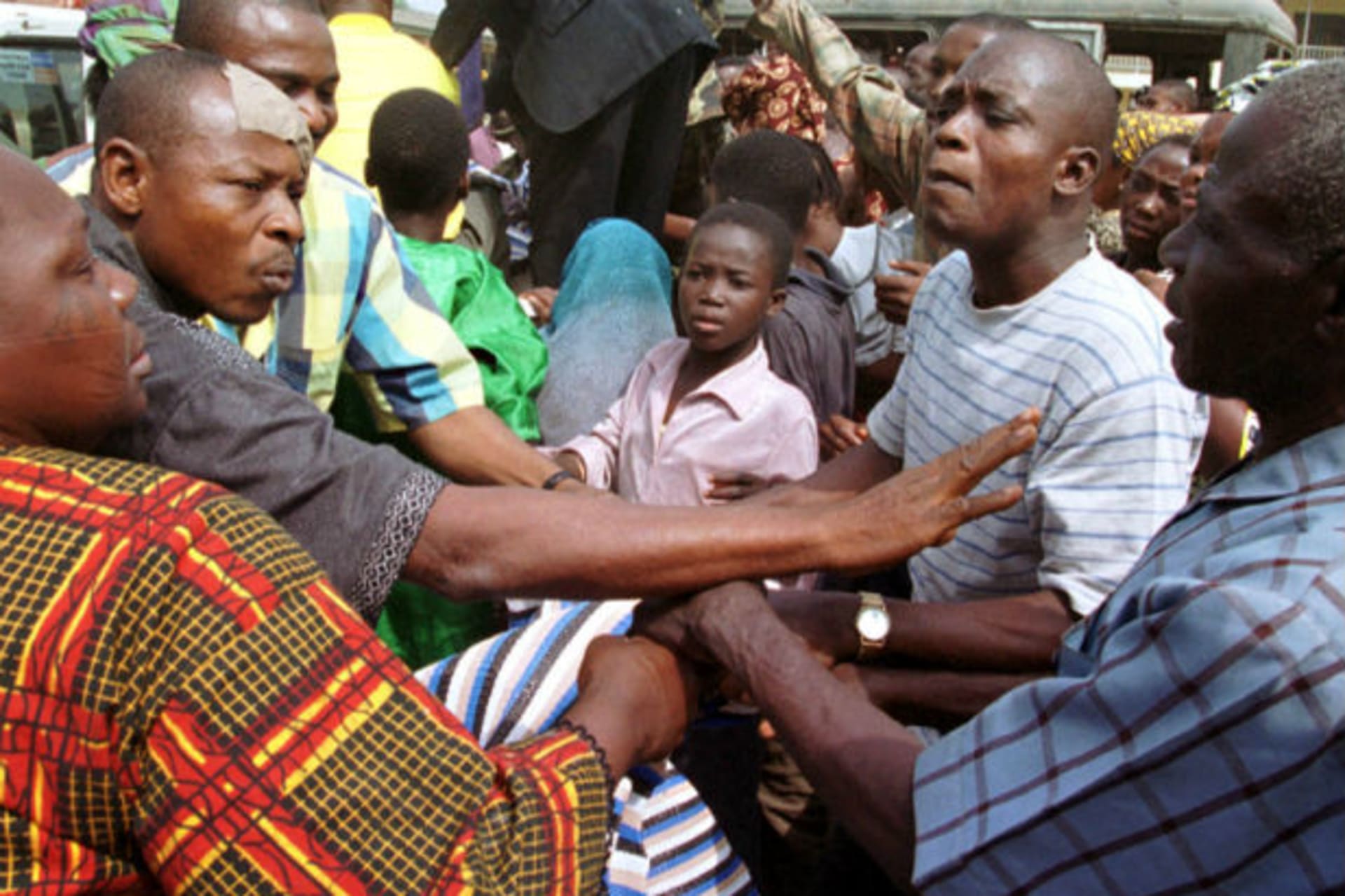 Displaced Lagos residents fight over blankets which were handed out as aid, January 29, 2002, after explosions at an armoury on Sunday.